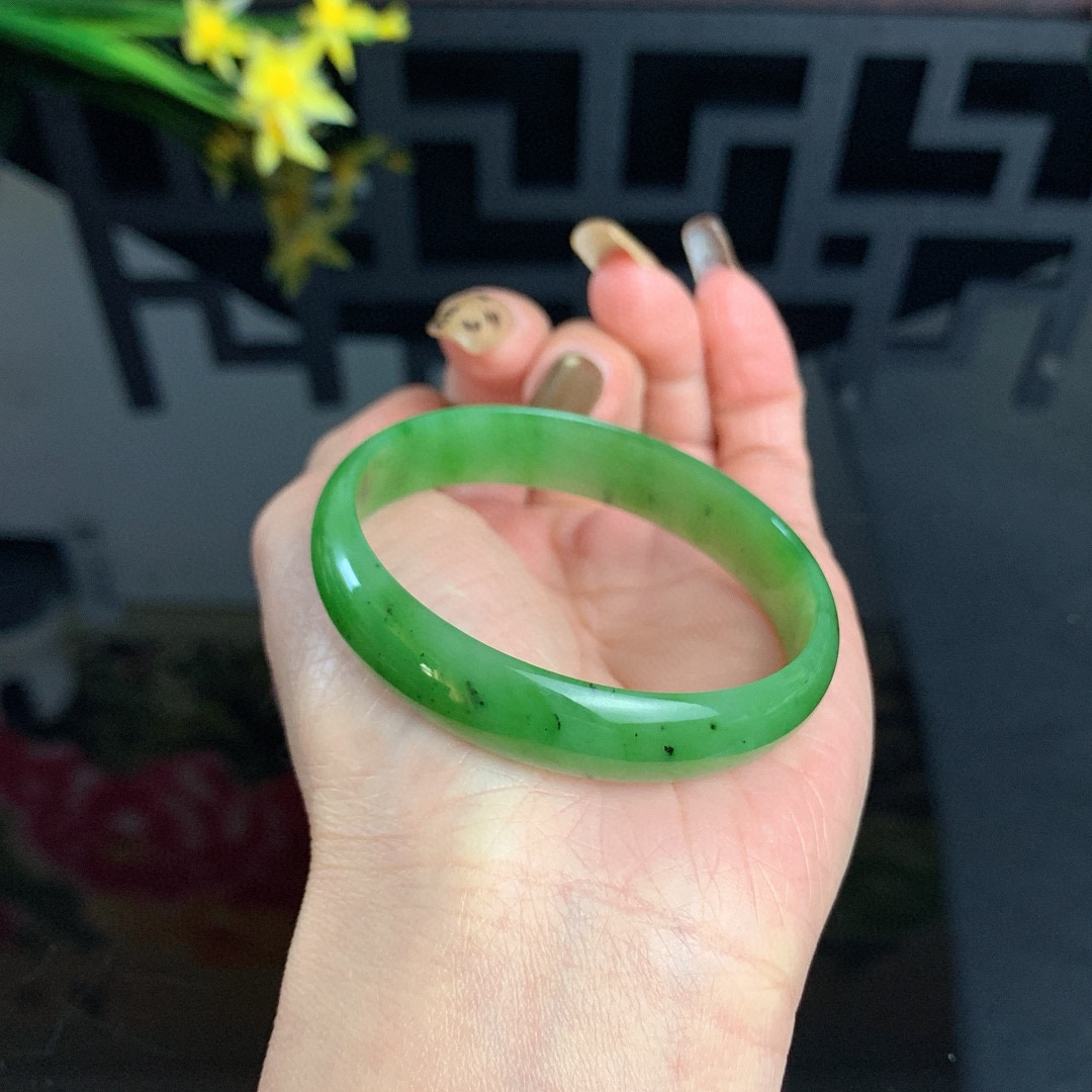 和田玉53圈口苹果绿宽条碧玉手镯！玉质细腻油润 底色纯净 无裂无棉 脂粉好，品质好