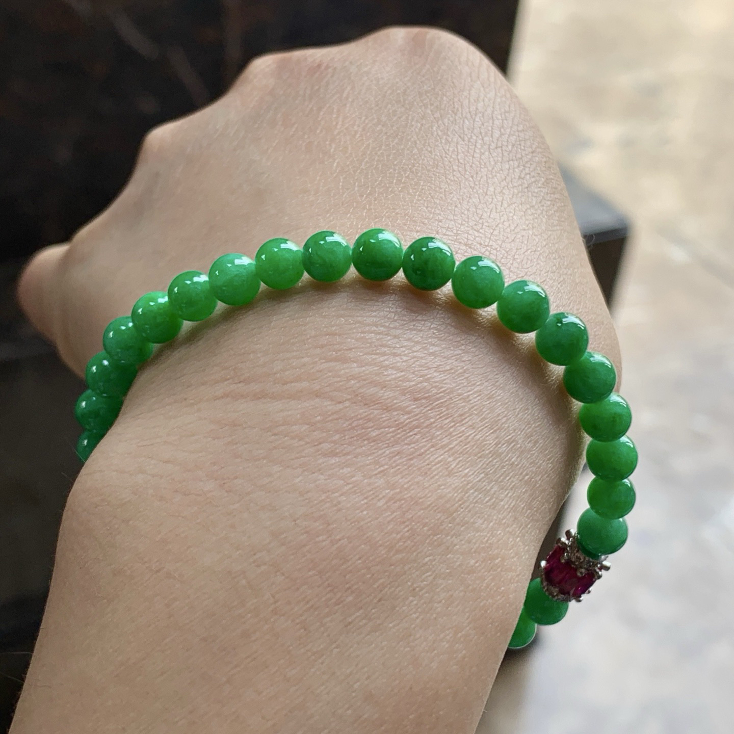 辣绿色手串^_^鲜艳 玉质温润