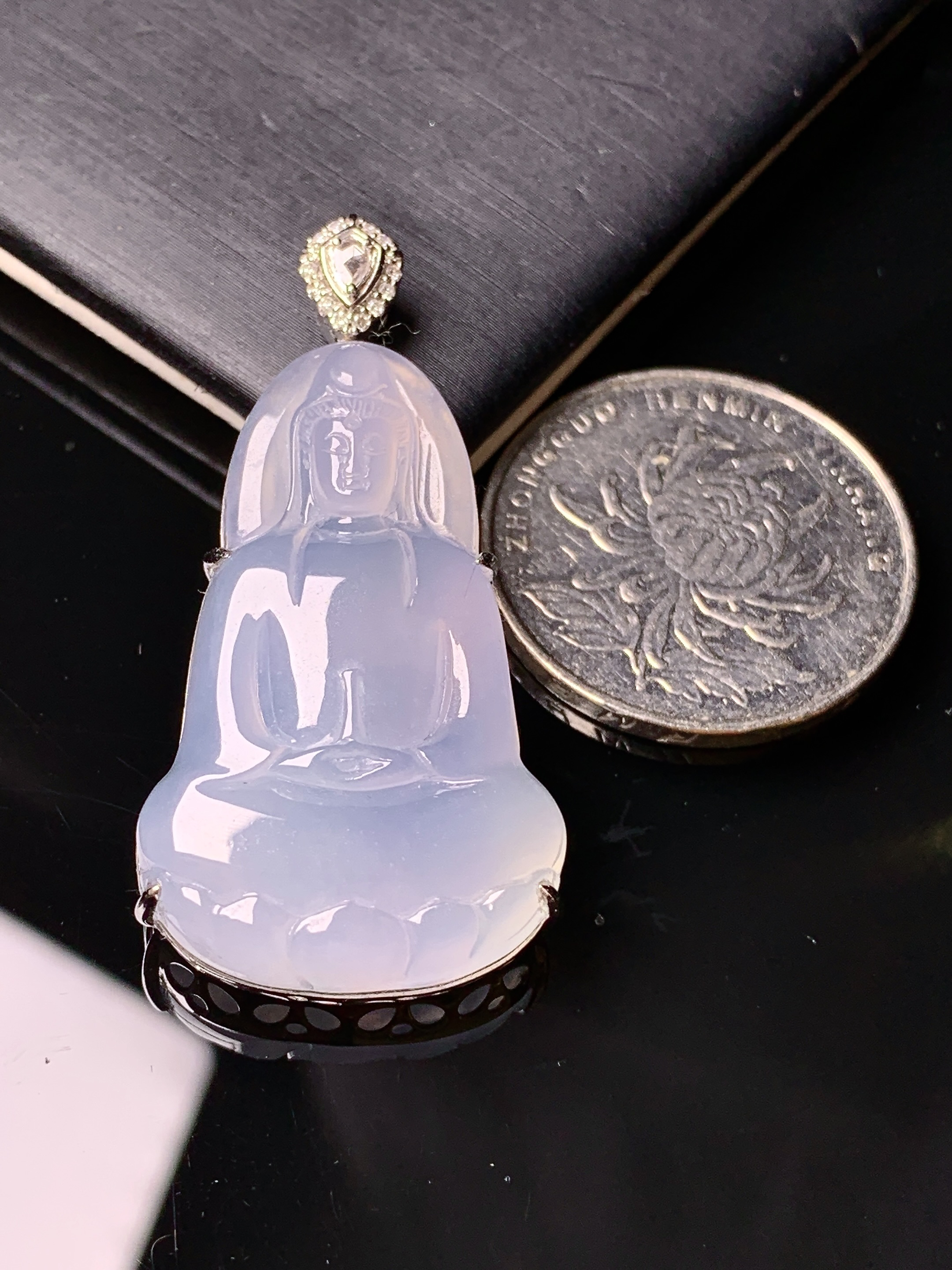 18k金钻镶嵌冰种观音吊坠 玉质细腻 色泽艳丽清新 水润亮眼 整体尺寸42.6*21.2*7.3