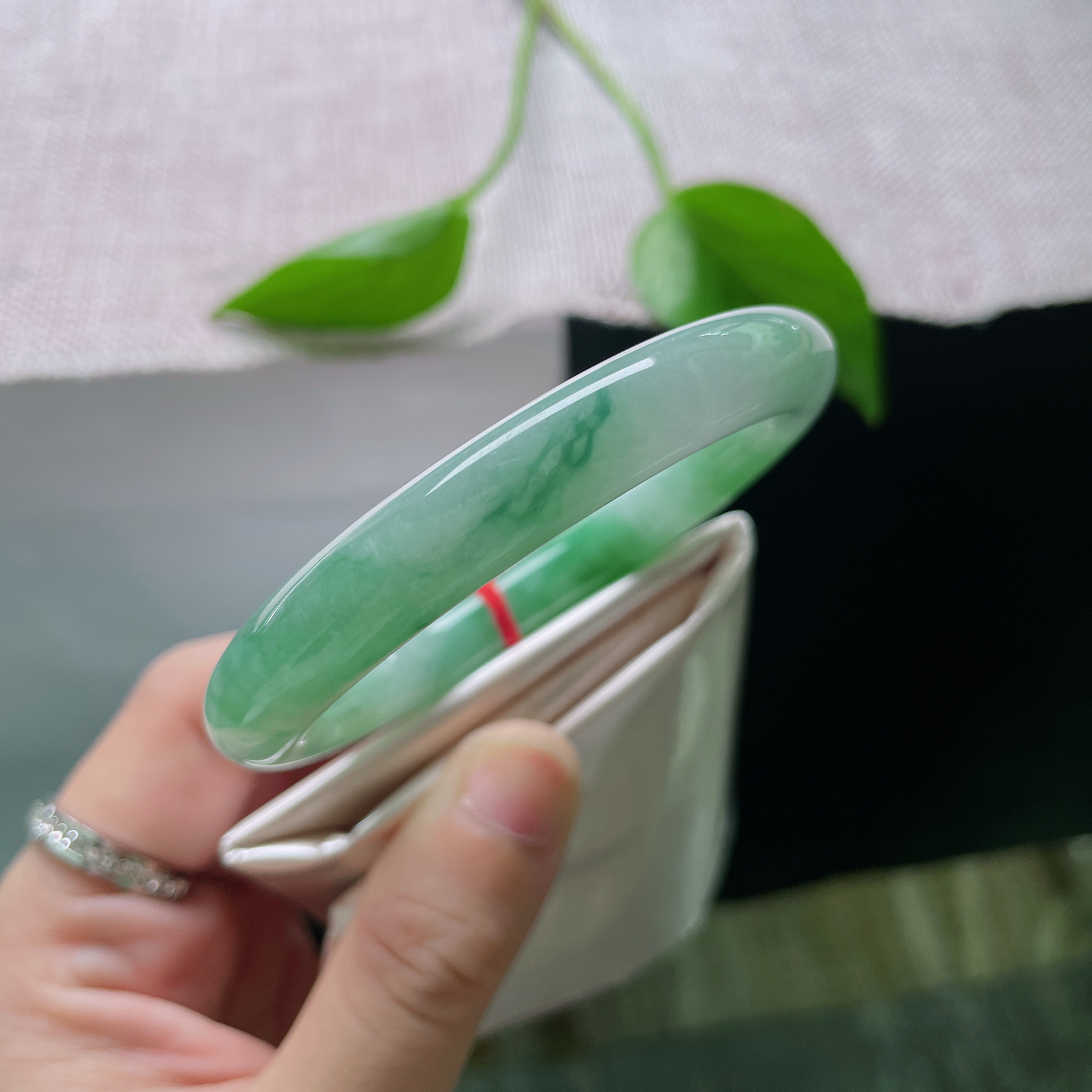 53/9.6，湖水绿圆条，飘花海草一般摇曳生姿，种老，水头好，细腻，一点皮纹