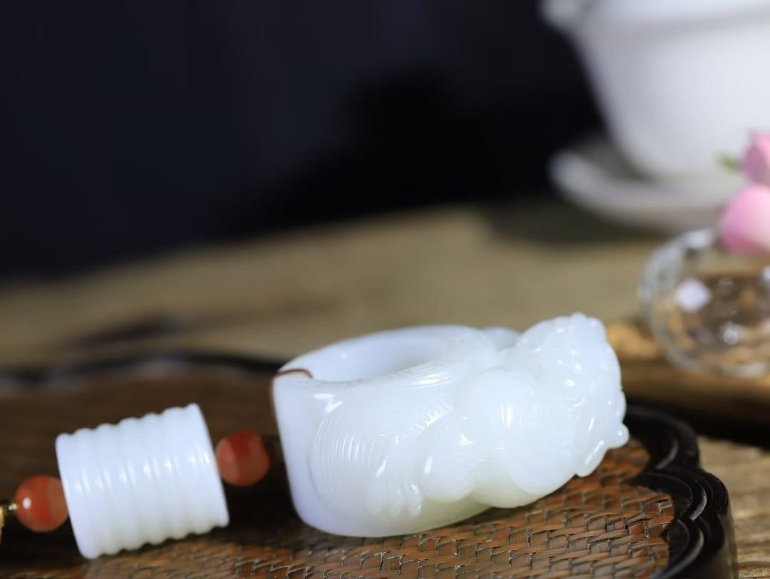 （龙行天下.扳指）

精品和田玉白玉祥龙扳指，料子细腻 手感上佳、雕工精湛，精雕祥龙，龙头双目圆瞪，巨口大张，獠牙锋利， 龙是古代祥瑞之物，寓意有龙护身，
重135克    圈口23mm   尺寸25.5-28mm fDL-75102292