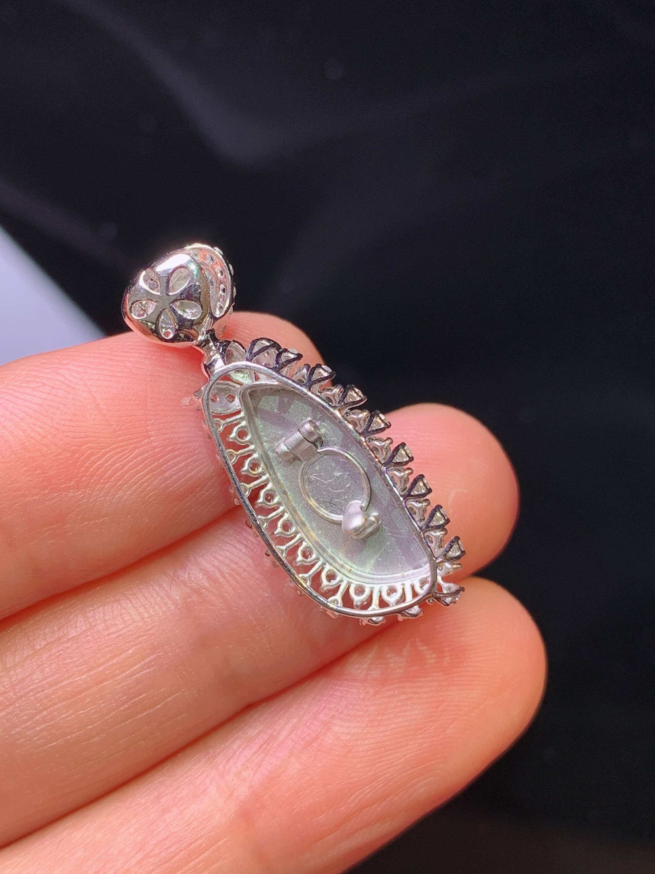 18k金钻镶嵌满绿随形吊坠 玉质细腻 色泽艳丽清新 水润亮眼 整体尺寸27.8*11.2*8.2