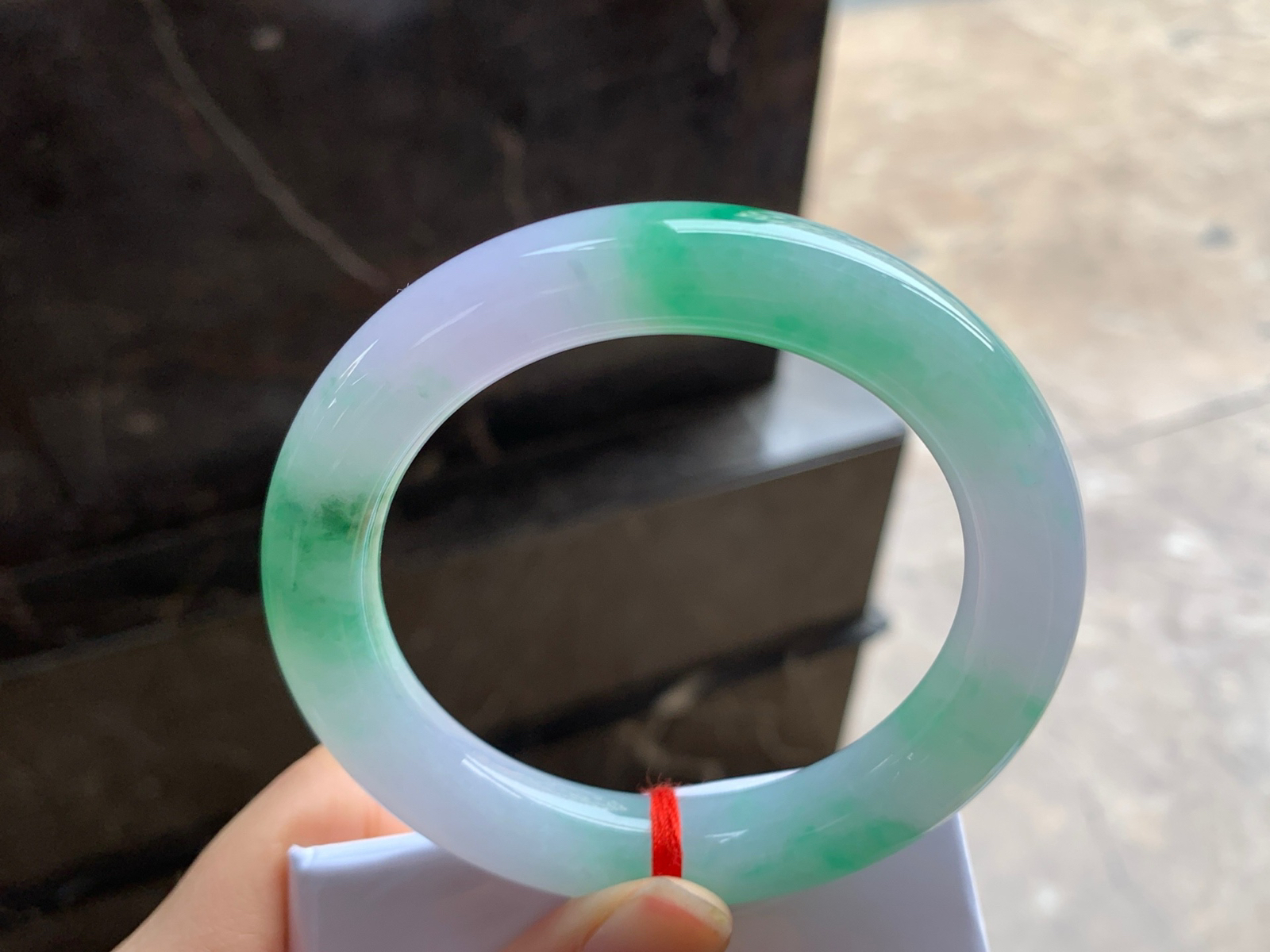 57-11.6

春带彩圆条手镯^_^颜色鲜艳 玉质温润