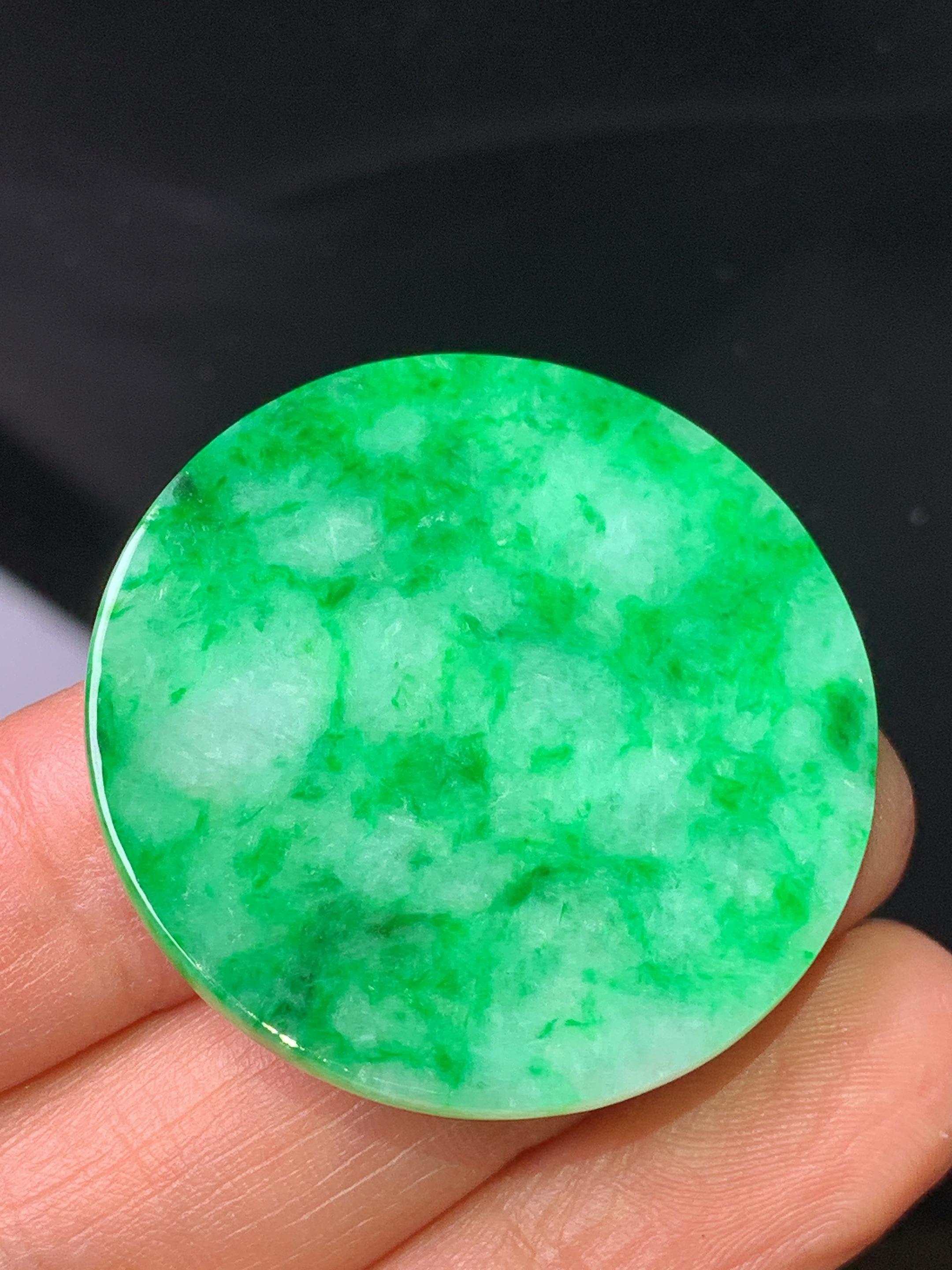 镶嵌款 翠绿圆牌吊坠 玉质细腻 色泽艳丽清新 整体尺寸34.2*2.6