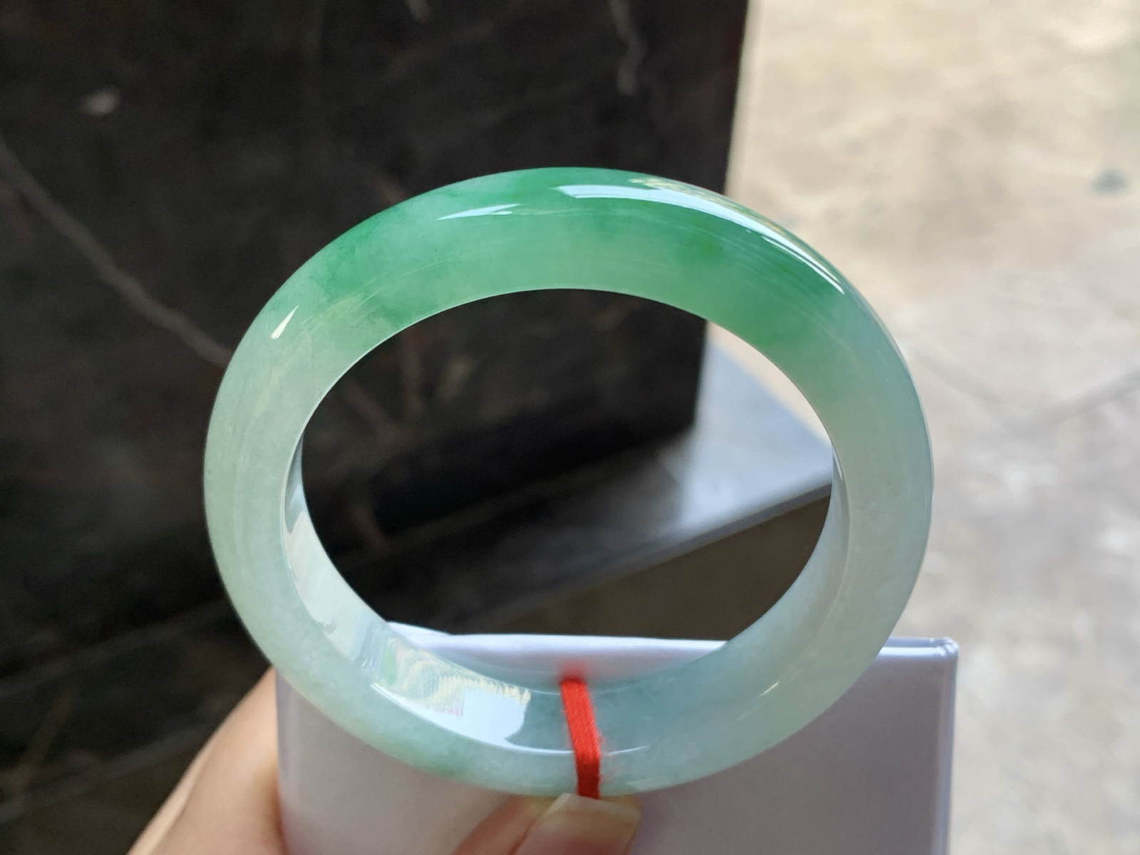 54-12.5-9

绿色手镯^_^颜色鲜艳 玉质温润 细腻