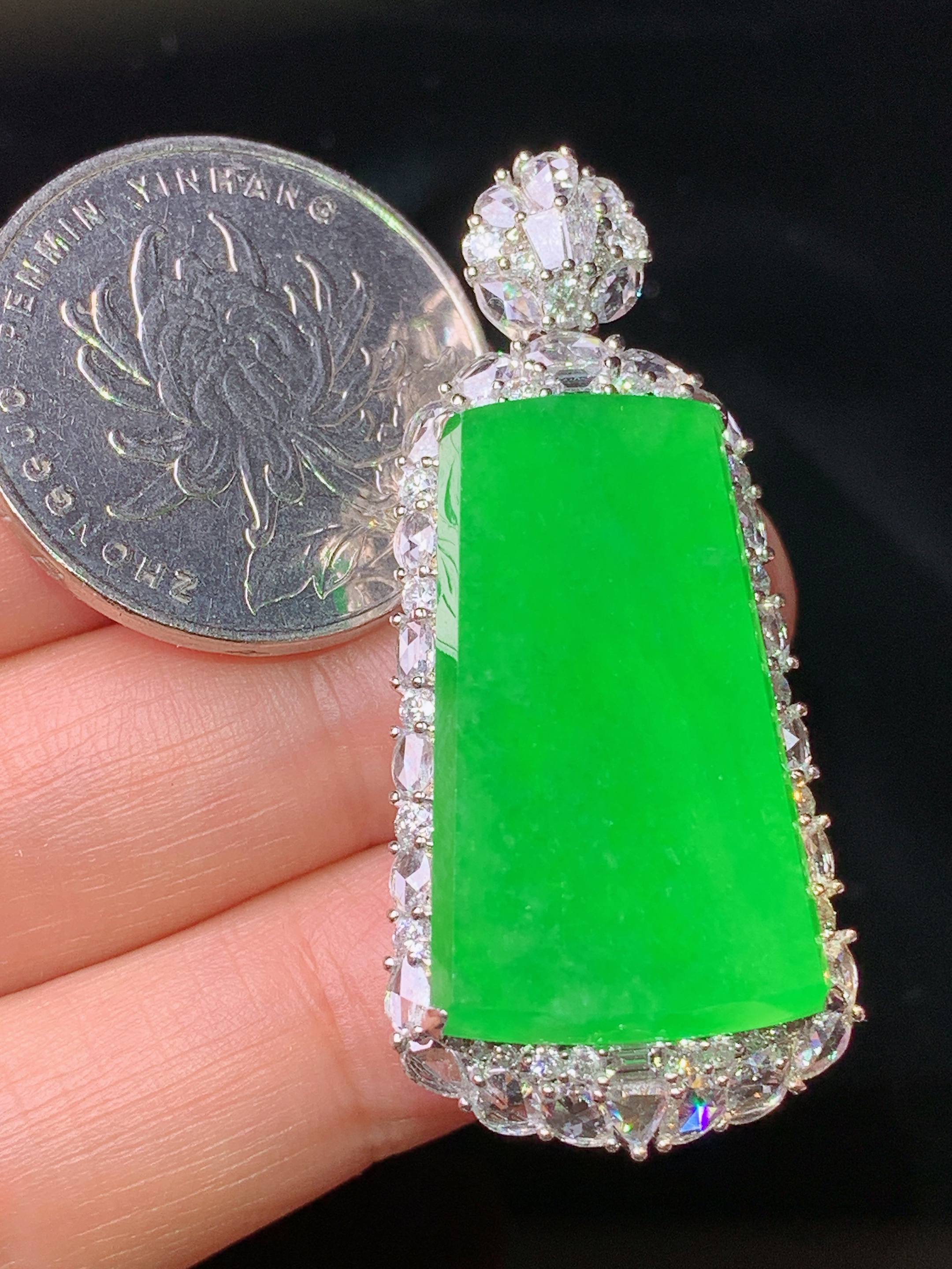 18k金钻镶嵌满绿无事牌吊坠 玉质细腻 色泽艳丽清新 水润亮眼 整体尺寸44.5*20*11