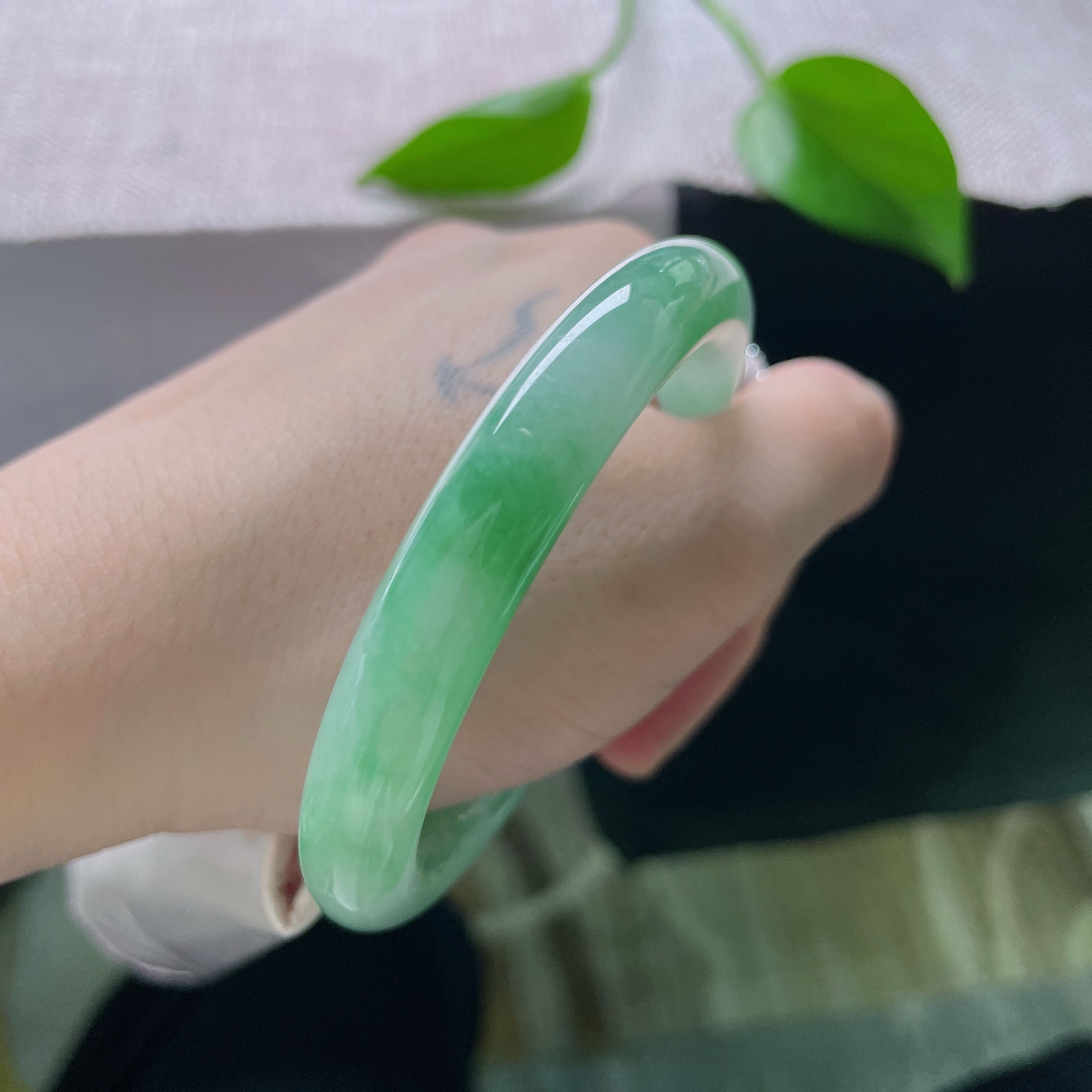 53/9.6，湖水绿圆条，飘花海草一般摇曳生姿，种老，水头好，细腻，一点皮纹