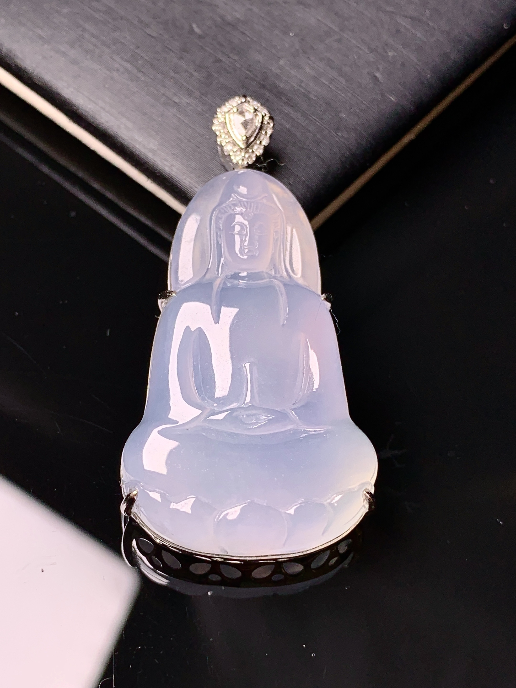18k金钻镶嵌冰种观音吊坠 玉质细腻 色泽艳丽清新 水润亮眼 整体尺寸42.6*21.2*7.3