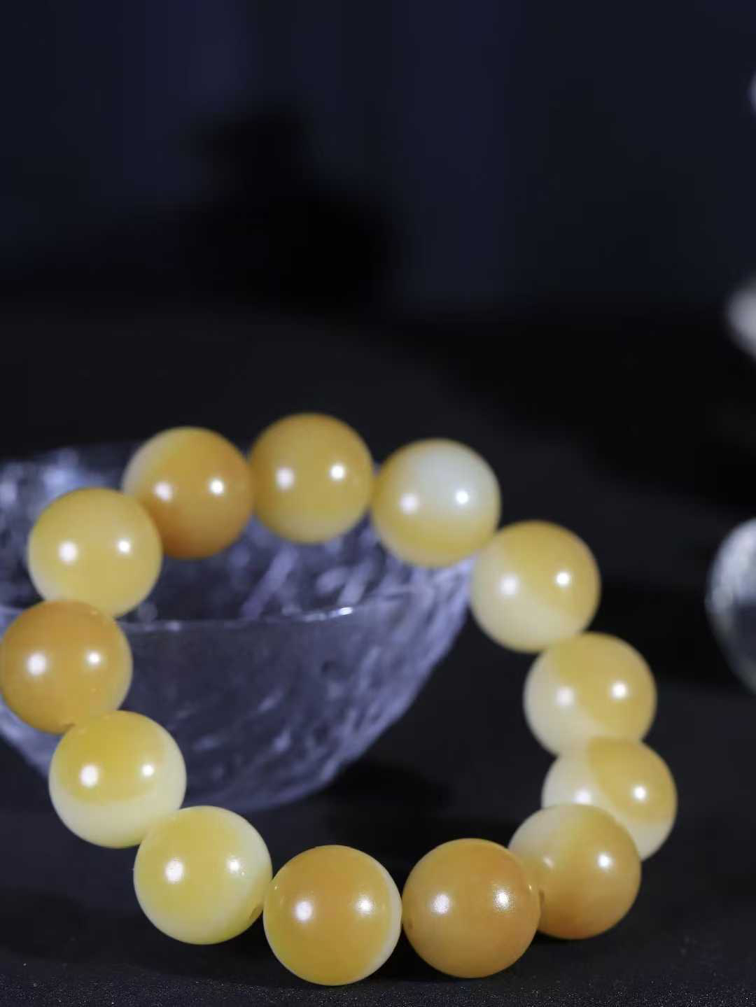 【珠圆玉润.手串】

精品和田玉糖白玉珠圆玉润手串 玉质温润细腻  整串打磨圆润，佩戴舒适。珠珠落玉盘，间关莺语花底滑，一生美好时光，无论身在何处，都有它相伴相守。事事顺遂，幸福美满，吉祥如意。重116.7克 尺寸取一18mm FDL-16141000
​