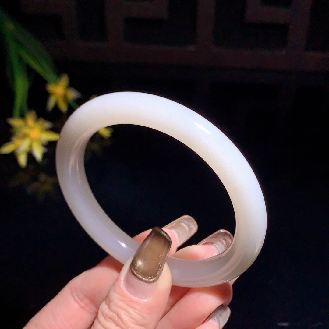 和田玉57圈口羊脂白手镯！玉质细腻油润 底色纯净 无裂无杂 脂粉好，品质好！