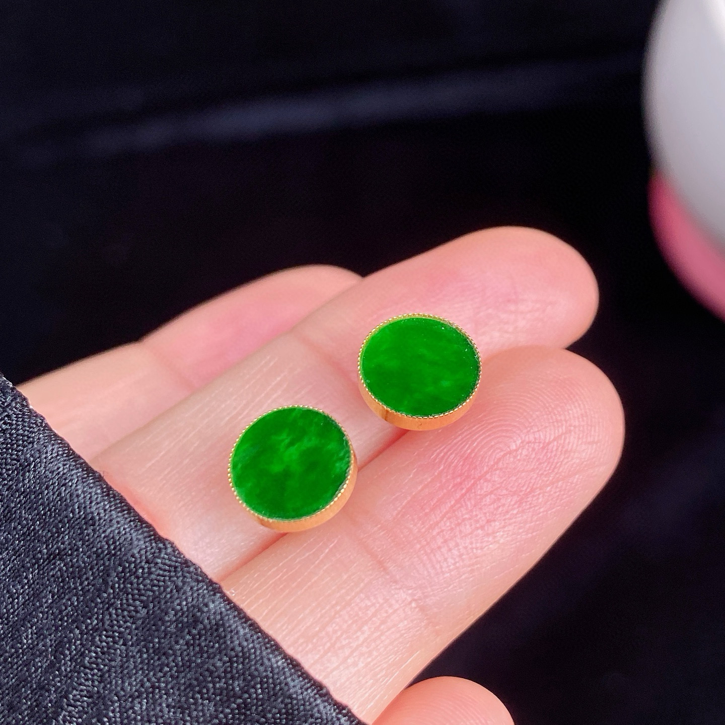 辣阳绿圆牌耳钉
辣绿色泽饱满，质地细腻
18k金镶嵌，简约又精致
尺寸如图一  实物更美～