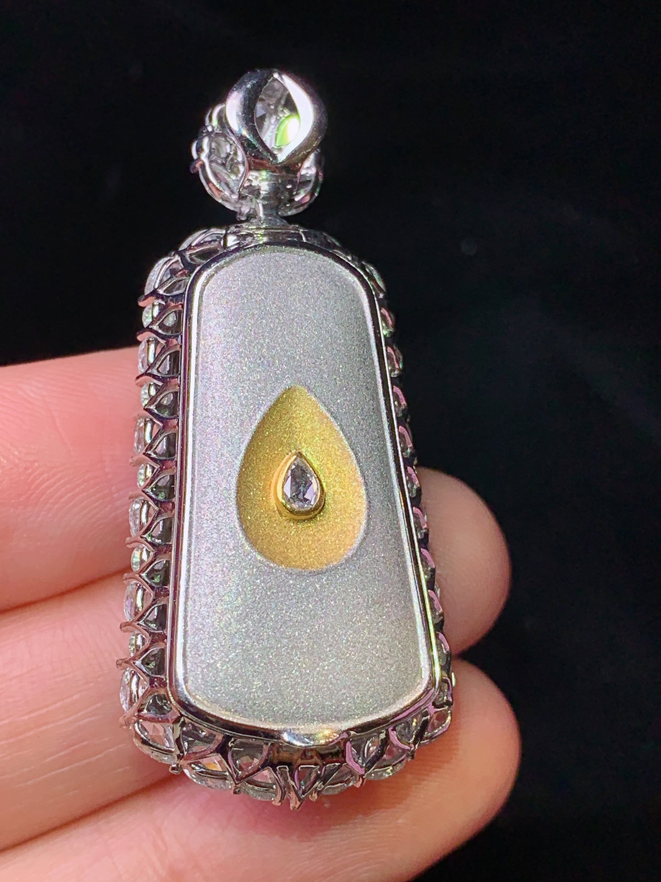 18k金钻镶嵌满绿无事牌吊坠 玉质细腻 色泽艳丽清新 水润亮眼 整体尺寸44.5*20*11