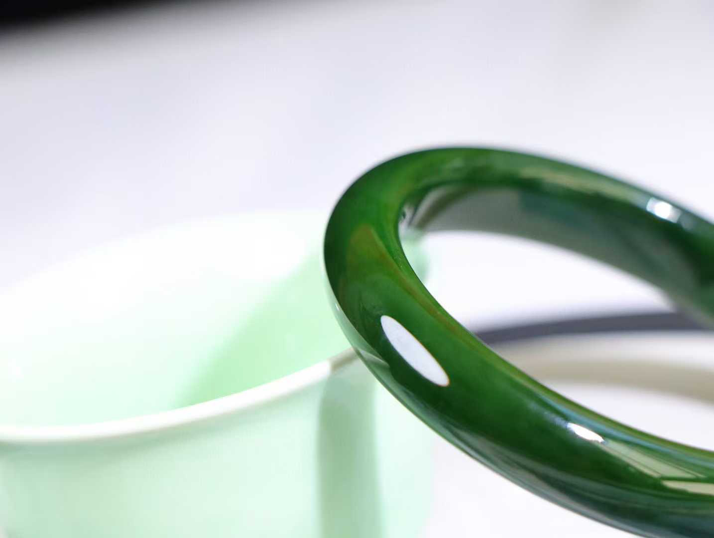 【腕间柔情】

收藏级和田玉碧玉菠菜绿手镯，俄料七号矿 红皮老料，玉质温润细腻 油性十足，色泽