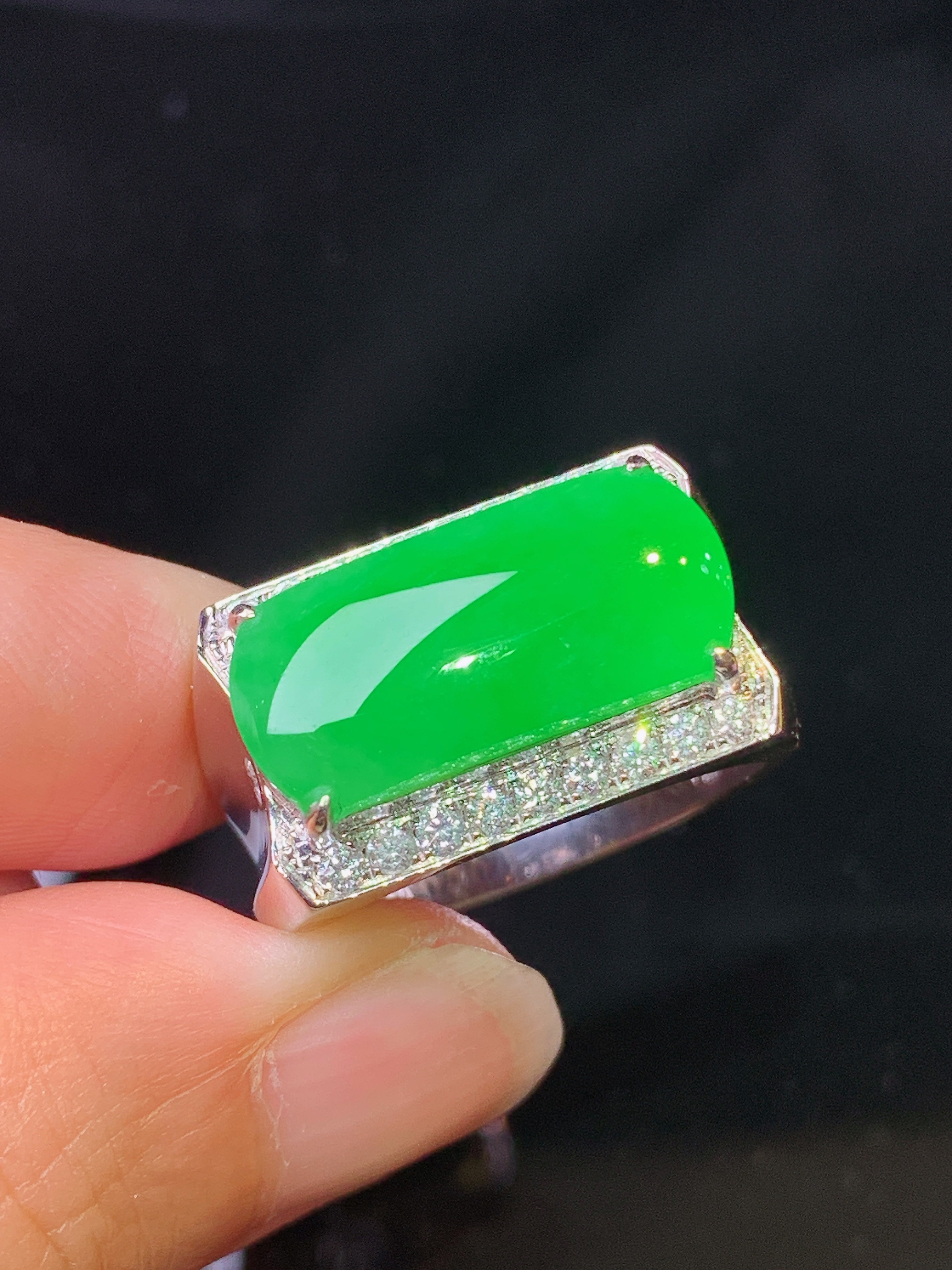 18k金钻镶嵌翠绿马鞍戒指吊坠 玉质细腻 色泽艳丽清新 水润亮眼 圈口20 整体尺寸8.3*18.2