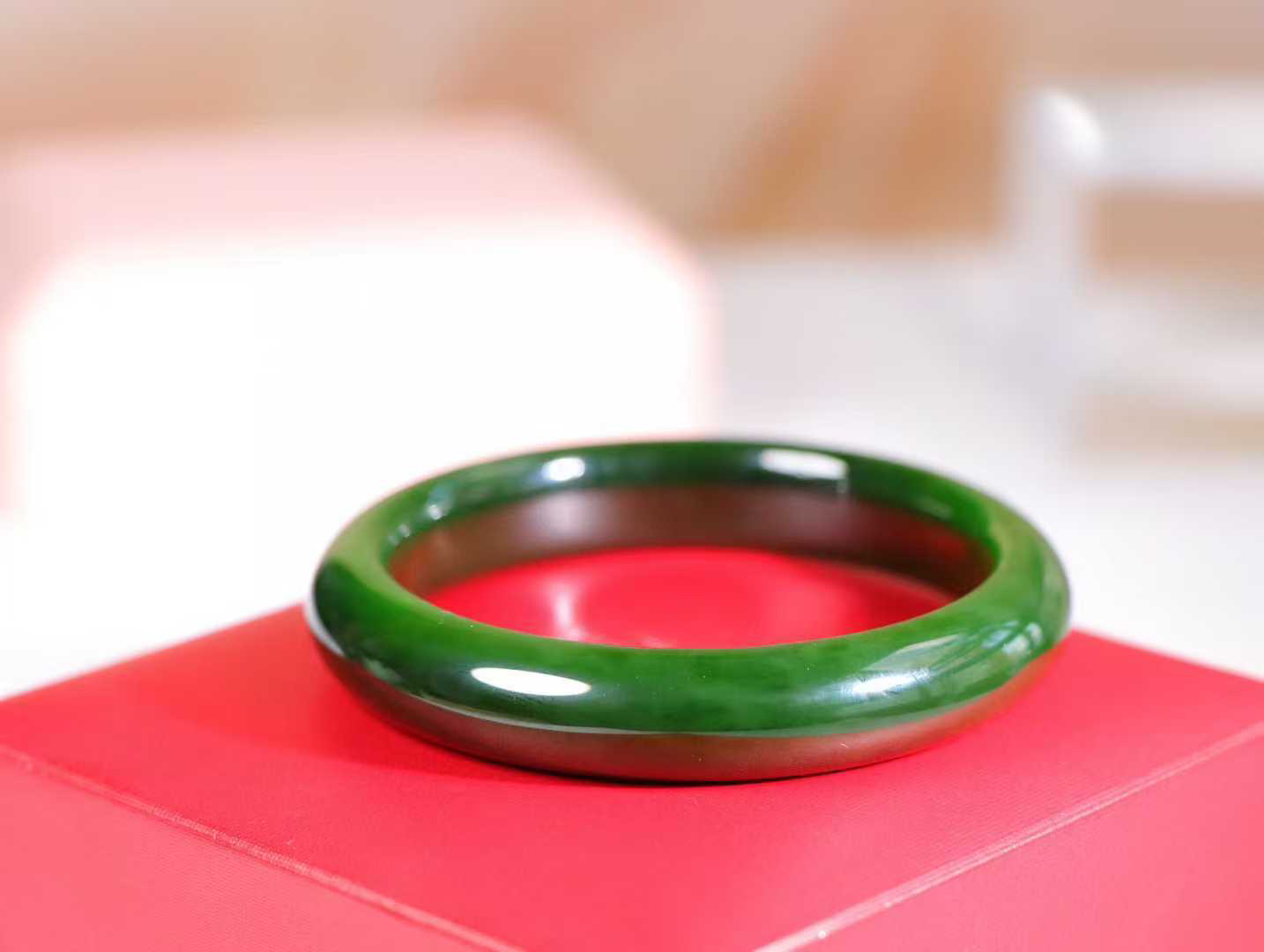 【腕间柔情】

信誉第一品质保证️和田玉碧玉菠菜绿手镯，俄料七号矿 红皮老料，玉质温润细腻 油性十足，色泽匀称，️款式精美时尚，佩戴美观惹眼，美自天成，婉约之美，举手投足间透出那份低调奢华。

重44.7克 圈口54.5mm尺寸54.5-11.6-8mm O18823207130