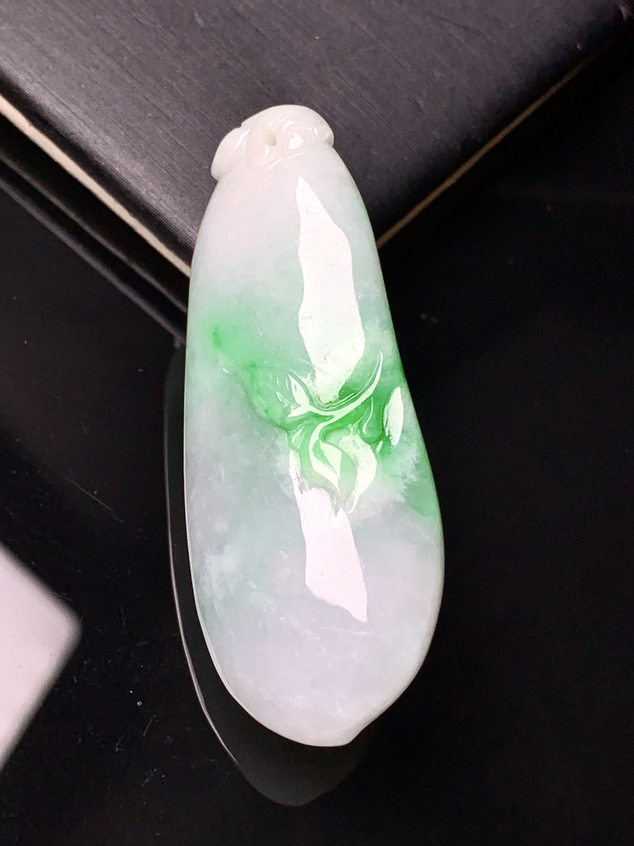 飘绿呱呱来财吊坠 玉质细腻 色泽艳丽清新 整体尺寸46*18.3*12.2