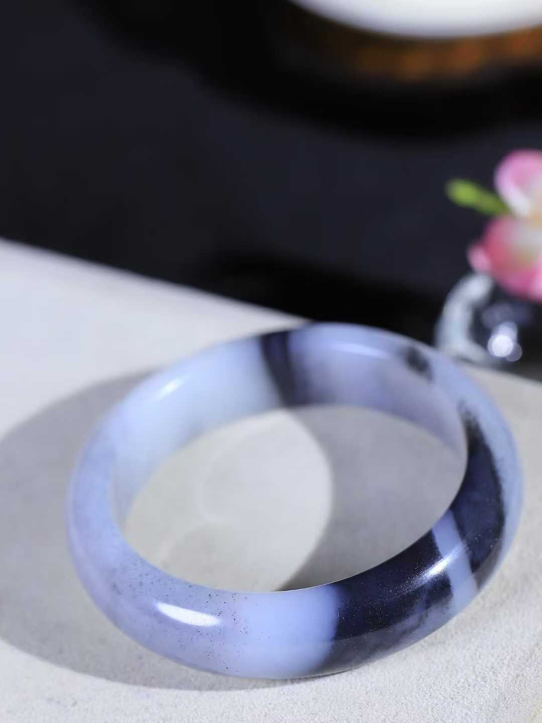 （蕙质兰心.手镯）

收藏级臻品新疆和田青花籽料兰花手镯 质地莹润细腻 色泽油润 干净水灵～兰