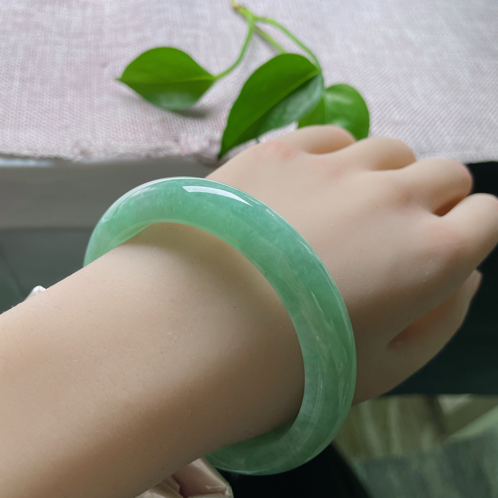 59.7/12.4/8.5，果绿底正圈，水润，质地温润细腻，颜色分布均匀，一点皮纹不显