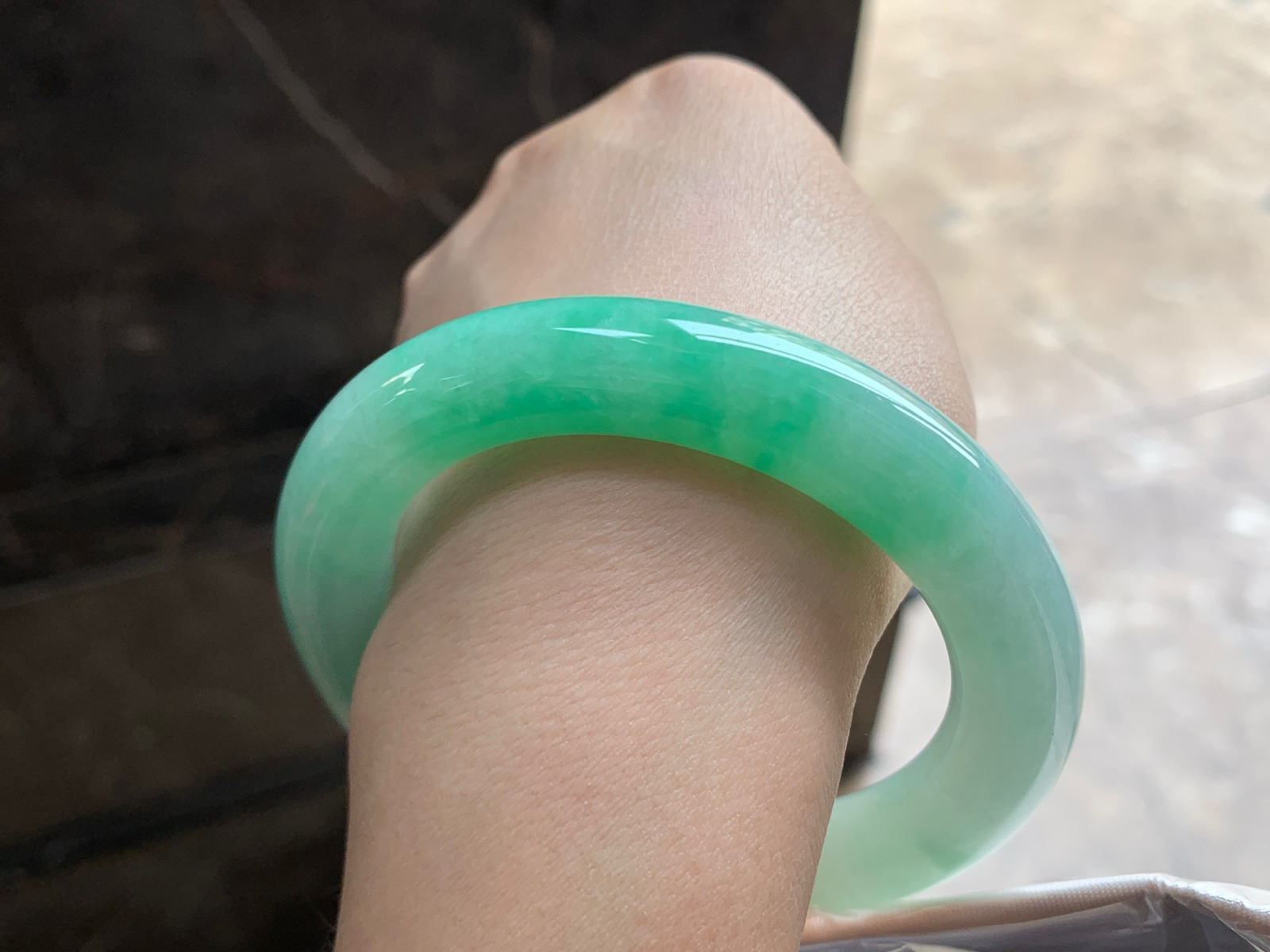 56.5-11.2

阳绿色圆条手镯^_^色阳 玉质温润