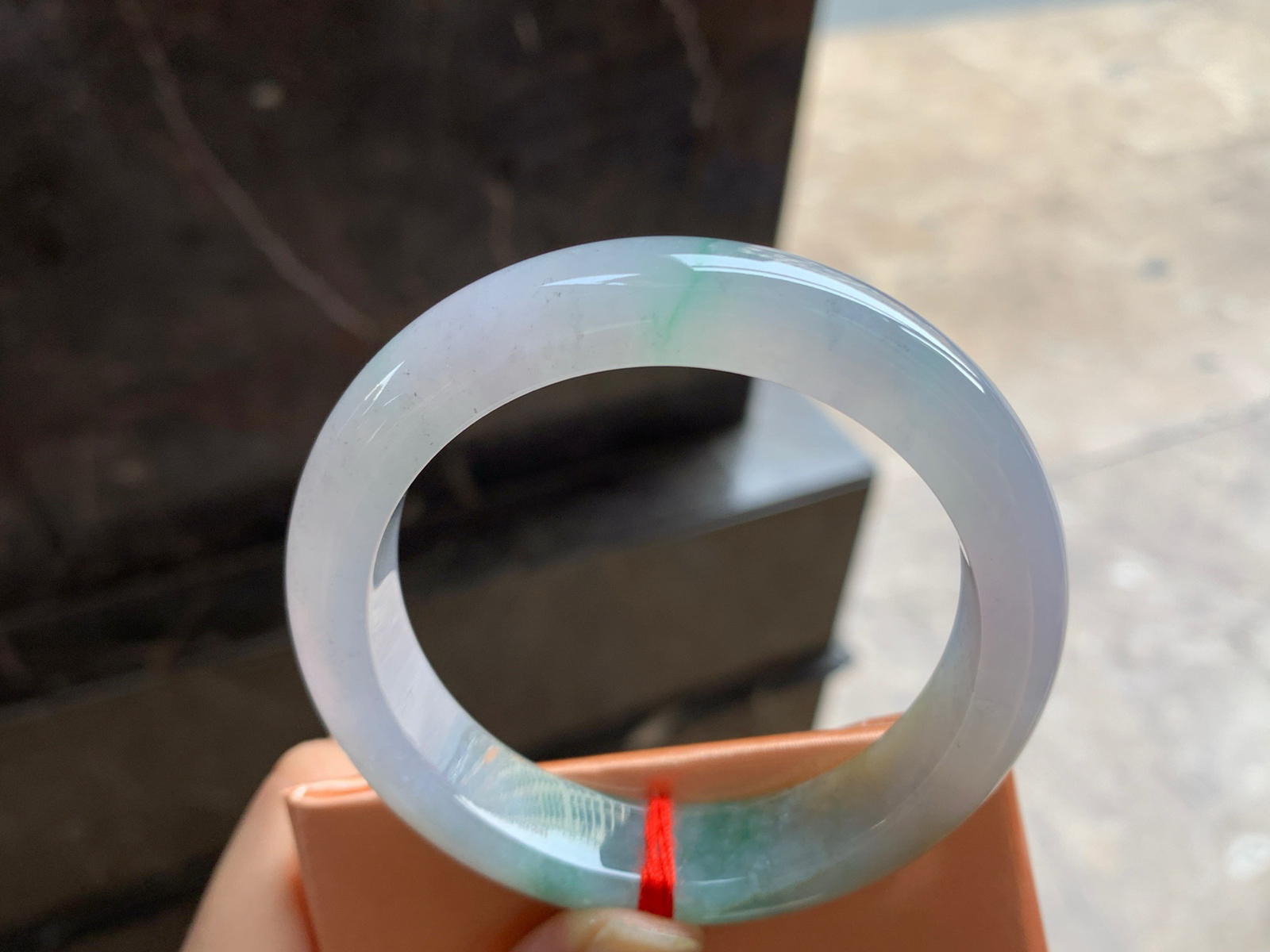 53-12.6-8.5

黄加绿手镯^_^玉质温润 细腻