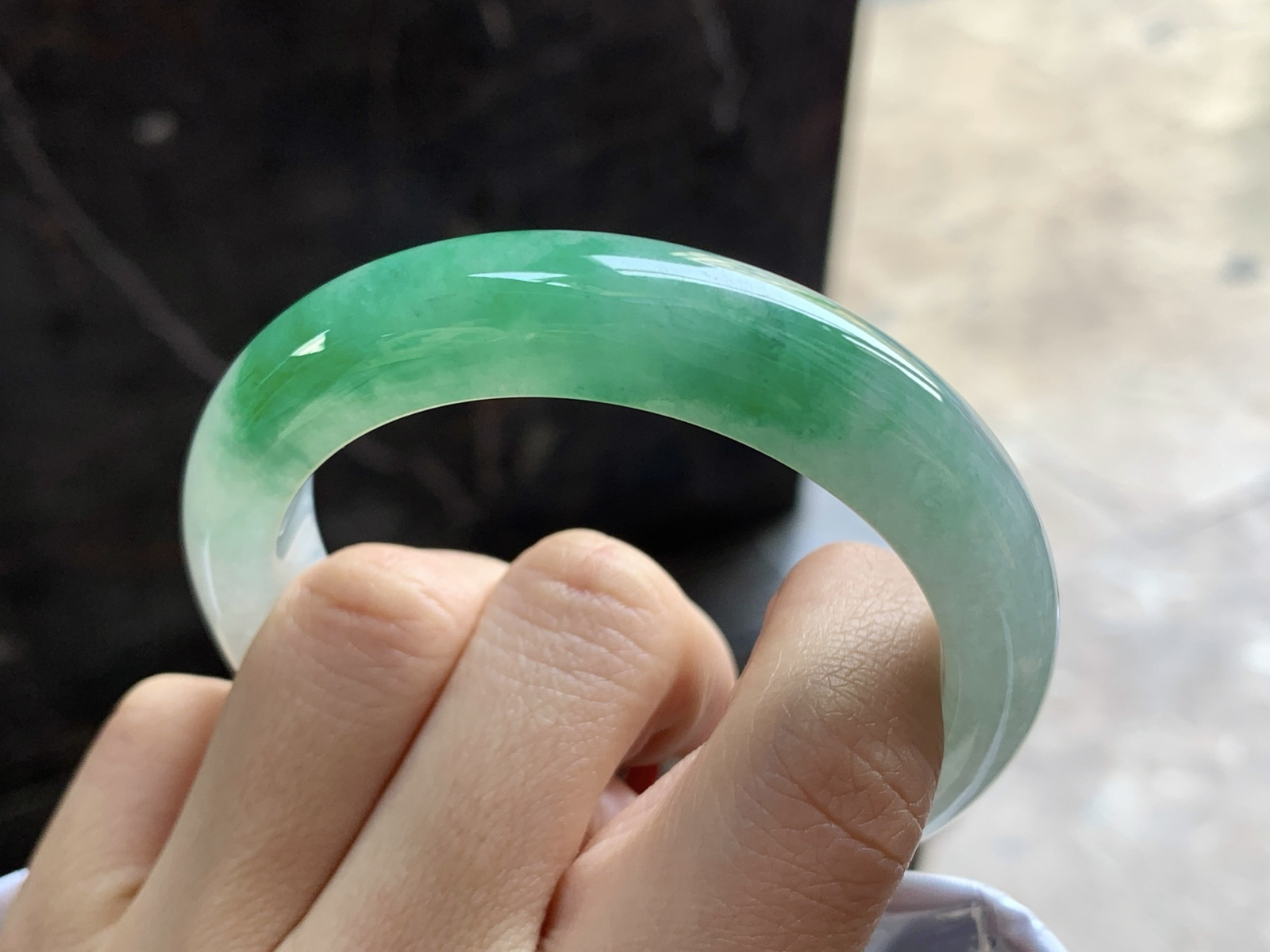 54-12.5-9

绿色手镯^_^颜色鲜艳 玉质温润 细腻