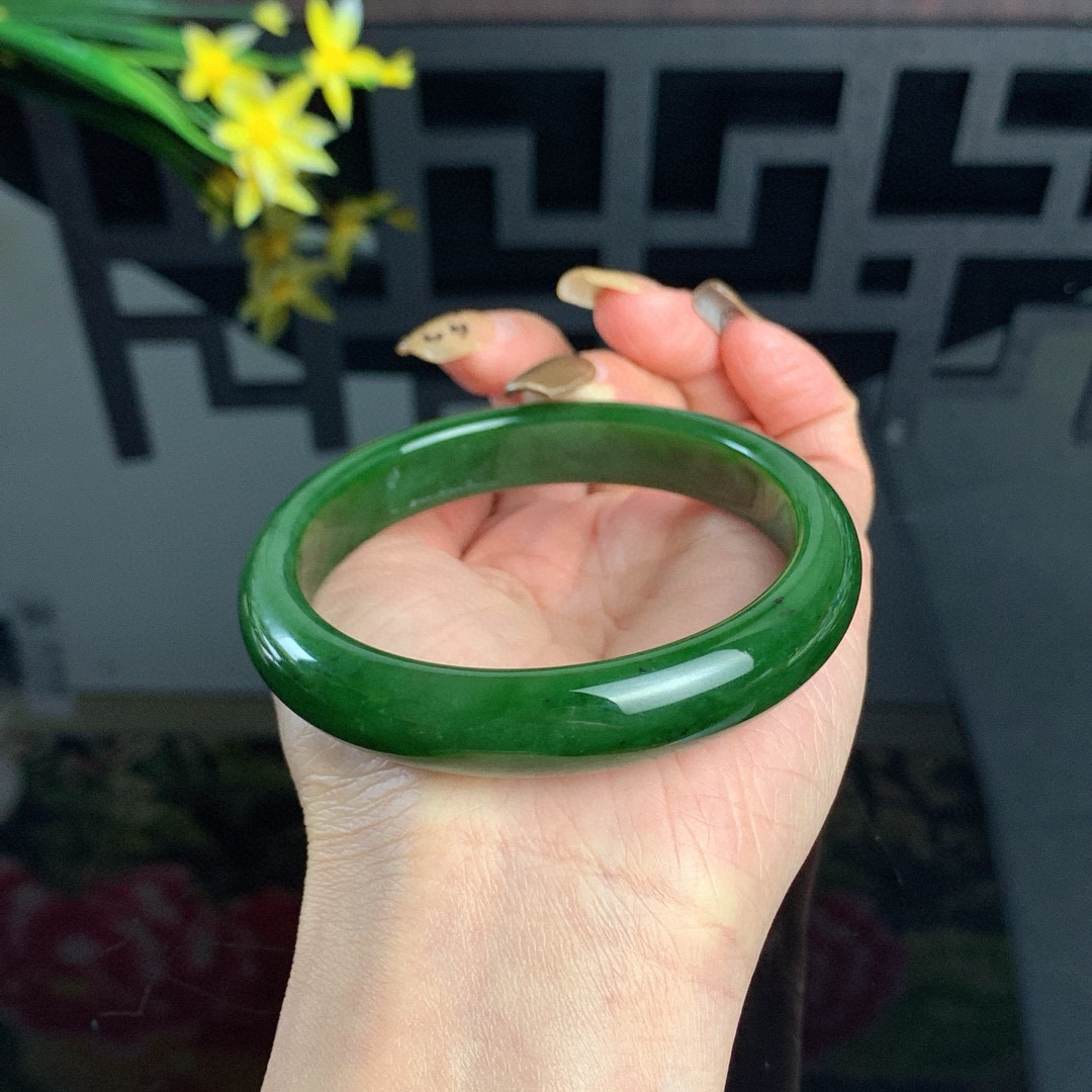 和田玉62圈口菠菜绿碧玉手镯！玉质细腻油润 底色纯净 无纹裂 脂粉好，品质好！