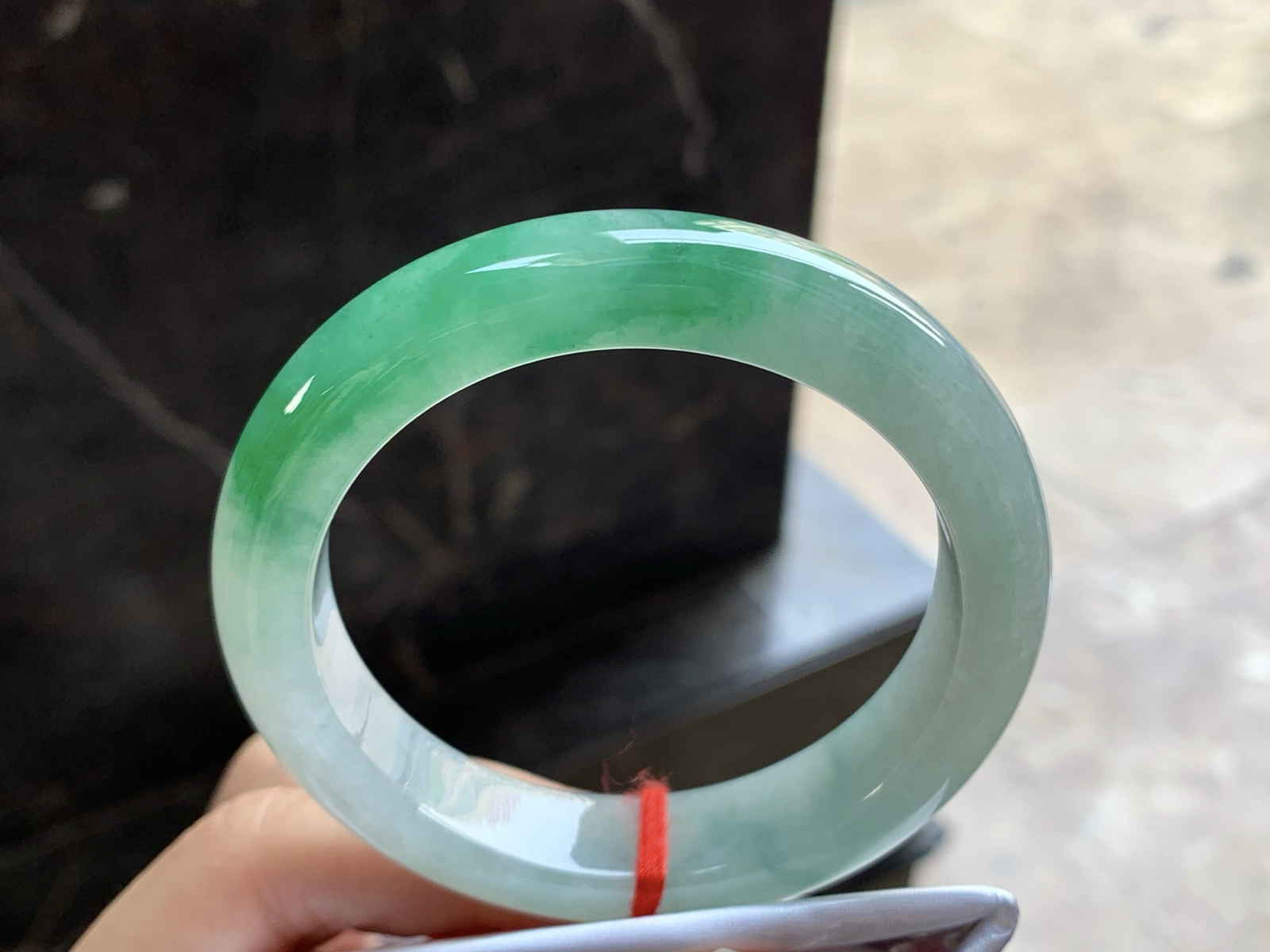 54-12.5-9

绿色手镯^_^颜色鲜艳 玉质温润 细腻