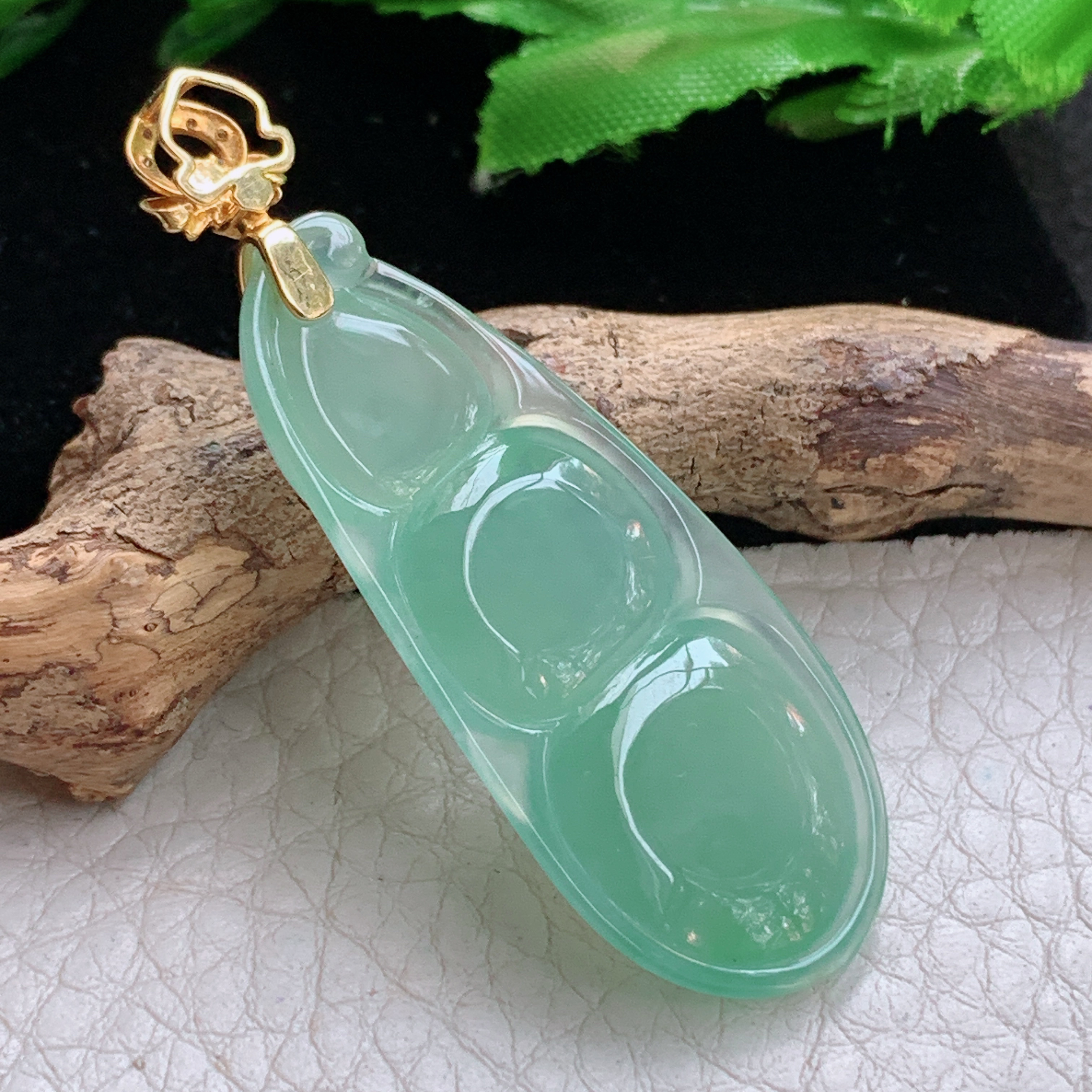 gp 实拍52.2*43.2*18.8*6.2缅甸天然翡翠冰种睛水四季豆玉坠 18k镶金福豆