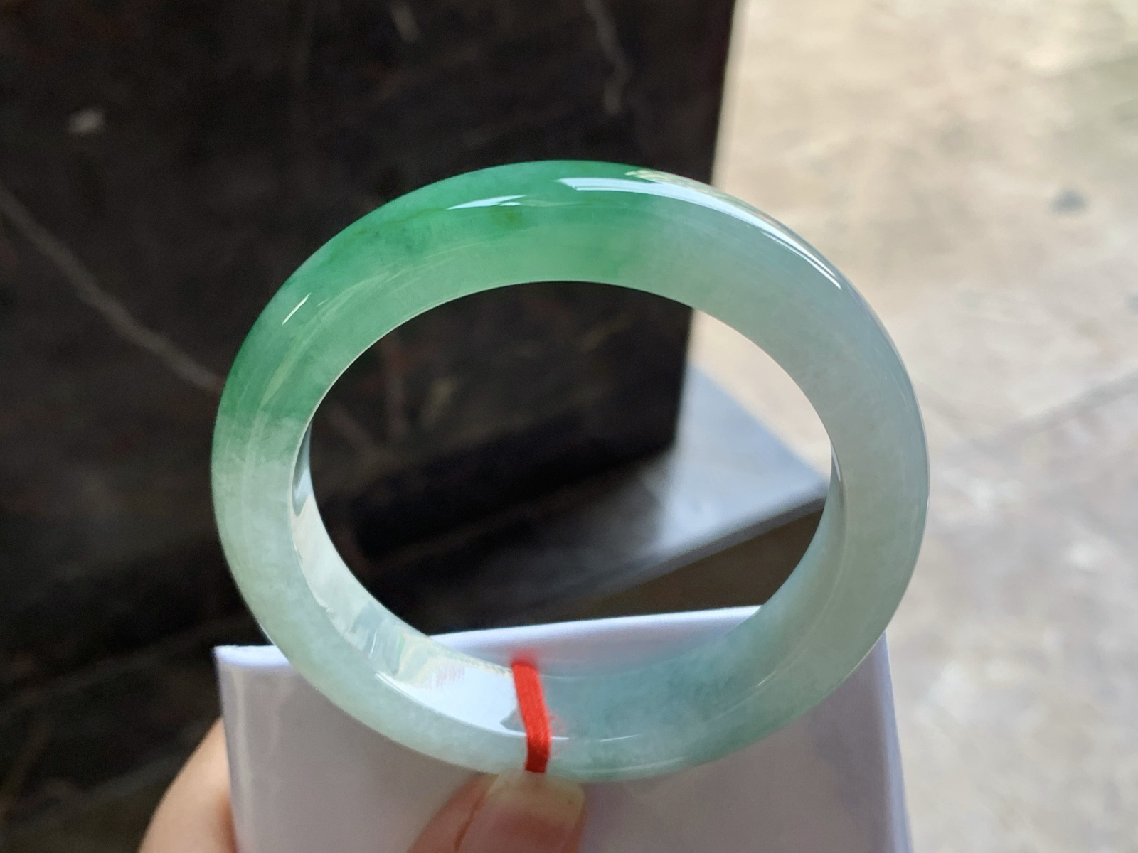 54-12.5-9

绿色手镯^_^颜色鲜艳 玉质温润 细腻