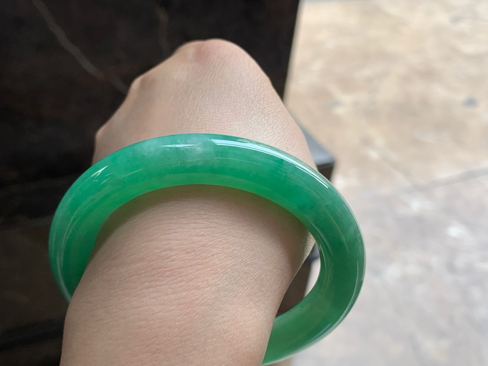 55.5-10.7

阳绿色圆条手镯^_^颜色鲜艳 玉质温润