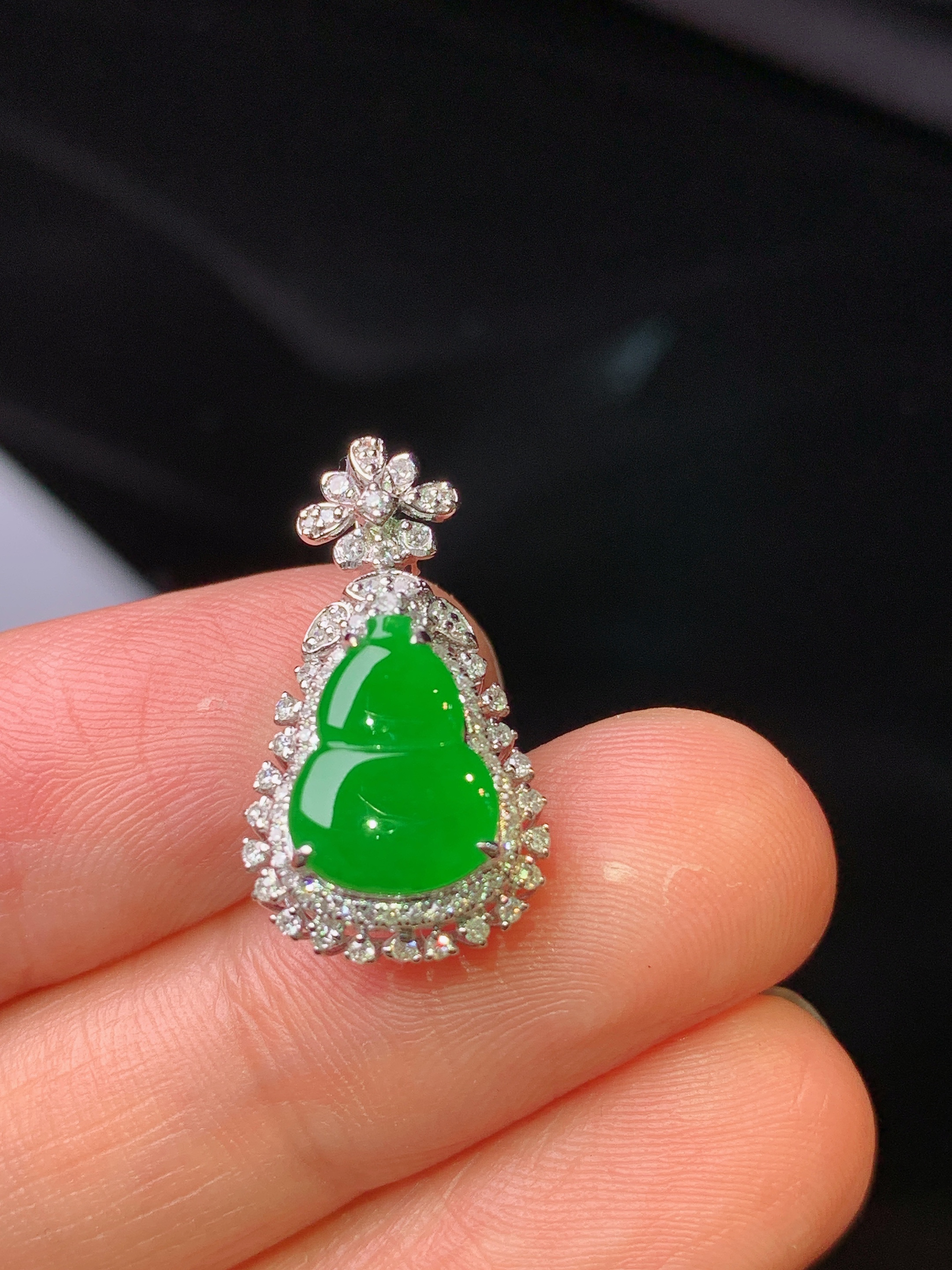 18k金钻镶嵌满绿葫芦吊坠 玉质细腻 色泽艳丽清新 水润亮眼 整体尺寸20.6*11.5*7.3