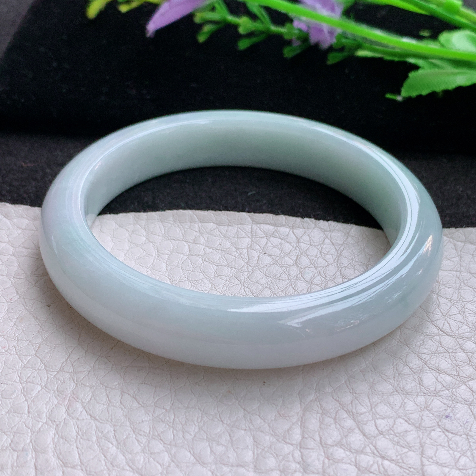 z实拍55*11*8.2平安镯 天然缅甸翡翠A货浅绿边宽边玉手环