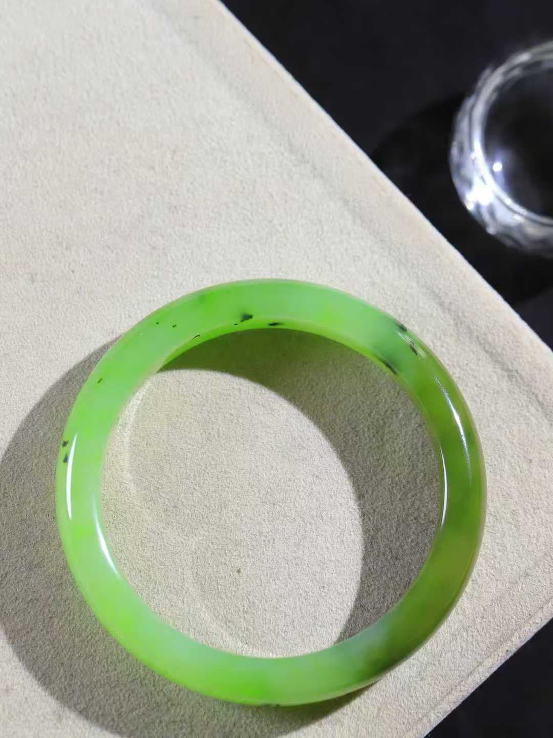 【碧色荡漾·手镯】

精品️和田玉碧玉带糖手镯，玉质细腻温润，手感舒适，️线条流畅，简约大气，美自天成，佩戴于腕间，婉约之美，举手投足间透出那份低调奢华，醉人心扉。重47.5克 内径圈口56.5mm尺寸12-7.7mm FDL-7710532