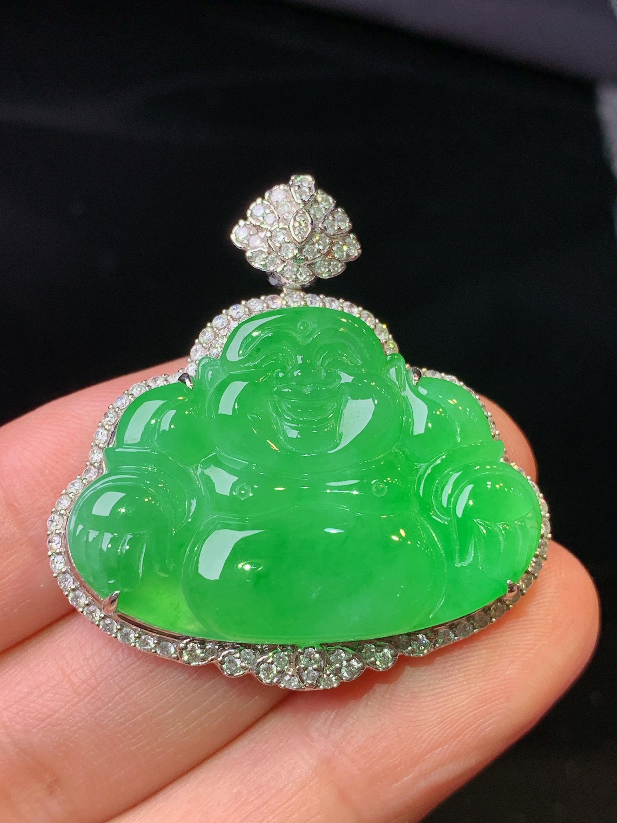 18k金钻镶嵌满绿佛公吊坠 玉质细腻 色泽艳丽清新 水润亮眼 整体尺寸37*35.5*8.8