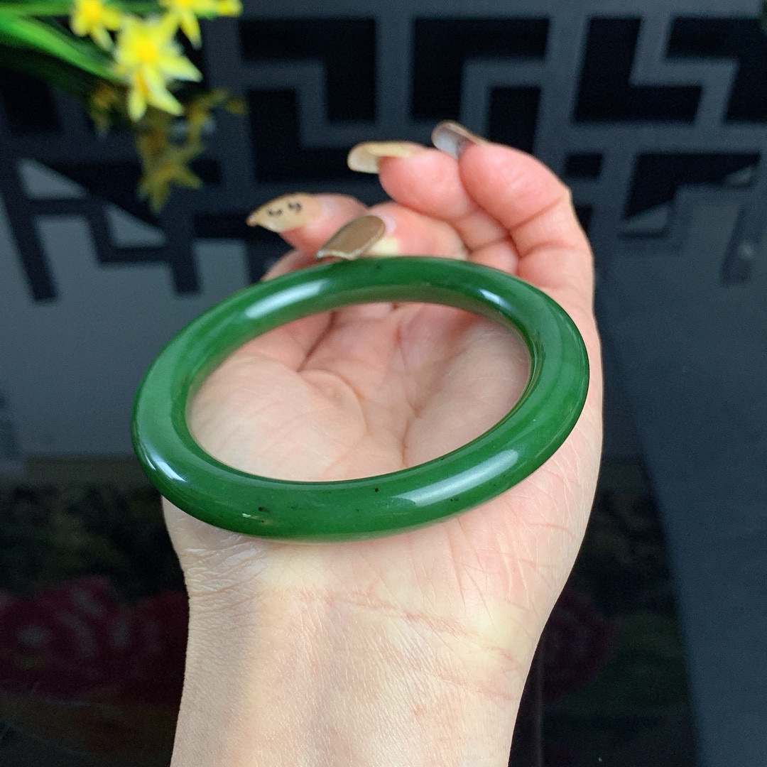 和田玉56.5圈口菠菜绿圆条碧玉手镯！玉质细腻油润 底色纯净 无纹裂 脂粉好，品质好！