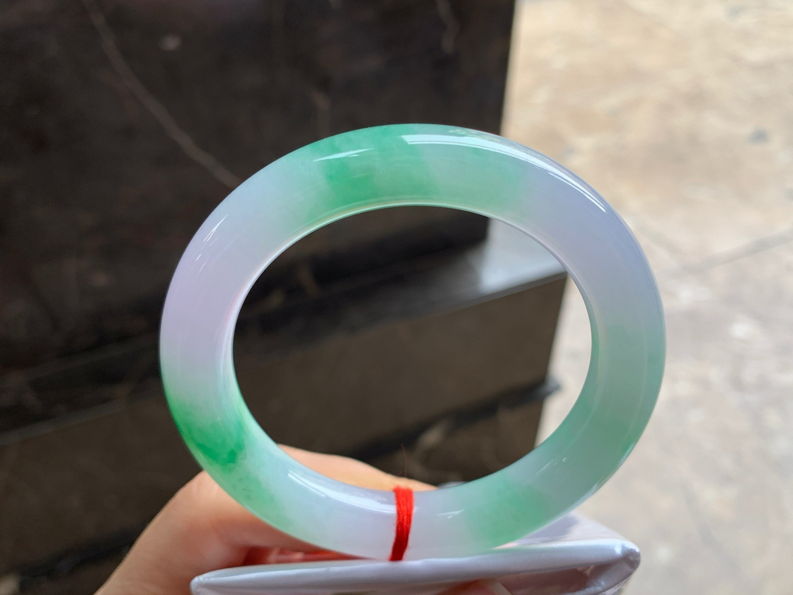 57-11.6

春带彩圆条手镯^_^颜色鲜艳 玉质温润