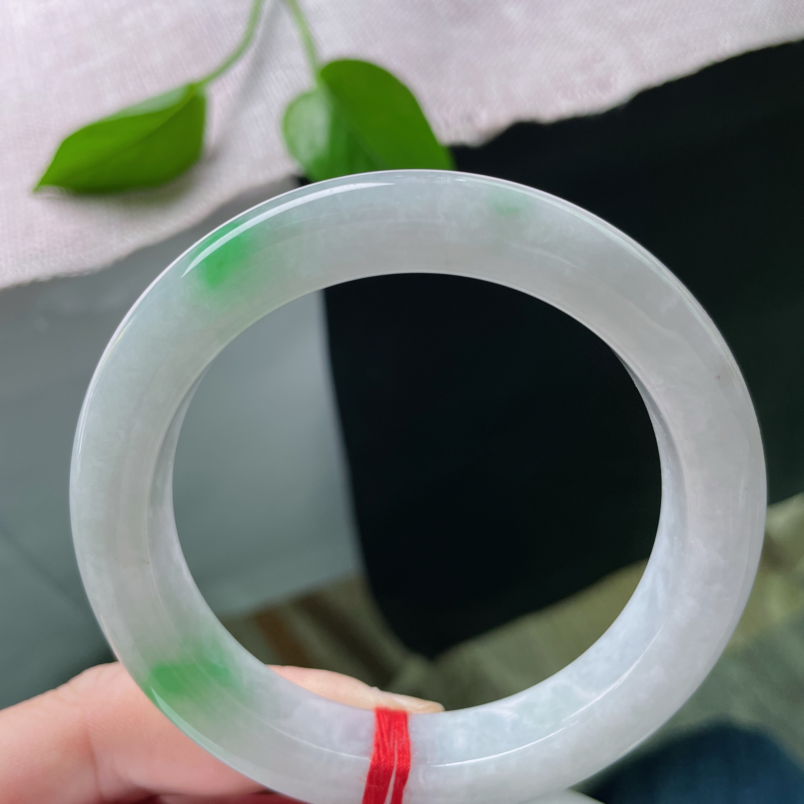 57.8/12.1/9.5，白底青正圈，莹白承光凝岁月，青绿焕彩映芳华。晶体纹