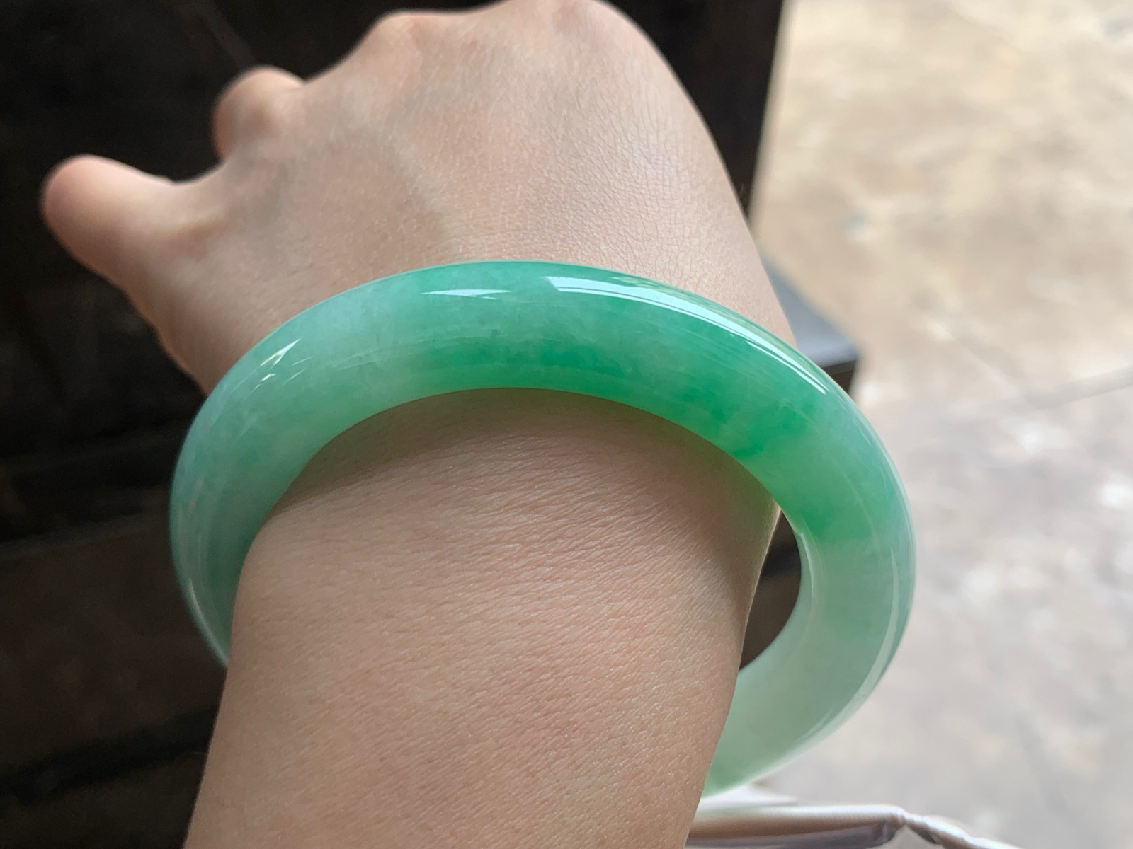 56.5-11.2

阳绿色圆条手镯^_^色阳 玉质温润