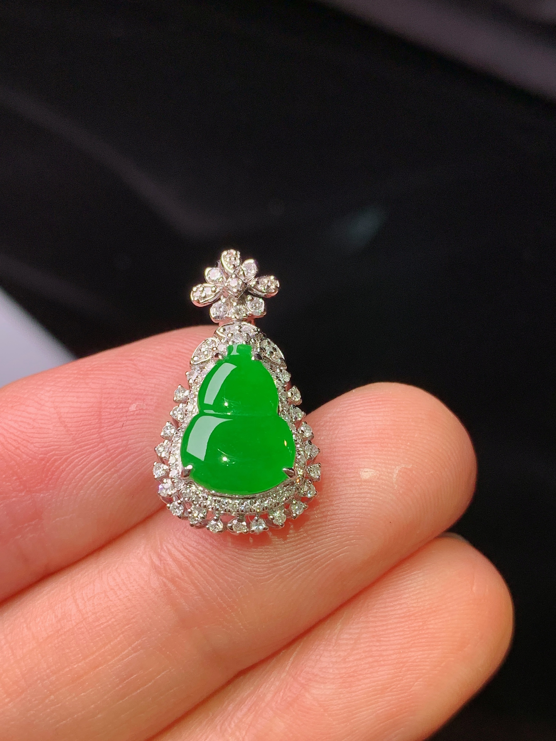 18k金钻镶嵌满绿葫芦吊坠 玉质细腻 色泽艳丽清新 水润亮眼 整体尺寸20.6*11.5*7.3