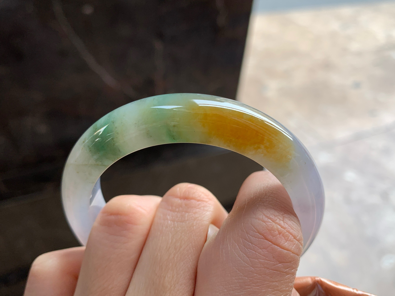 53-12.6-8.5

黄加绿手镯^_^玉质温润 细腻