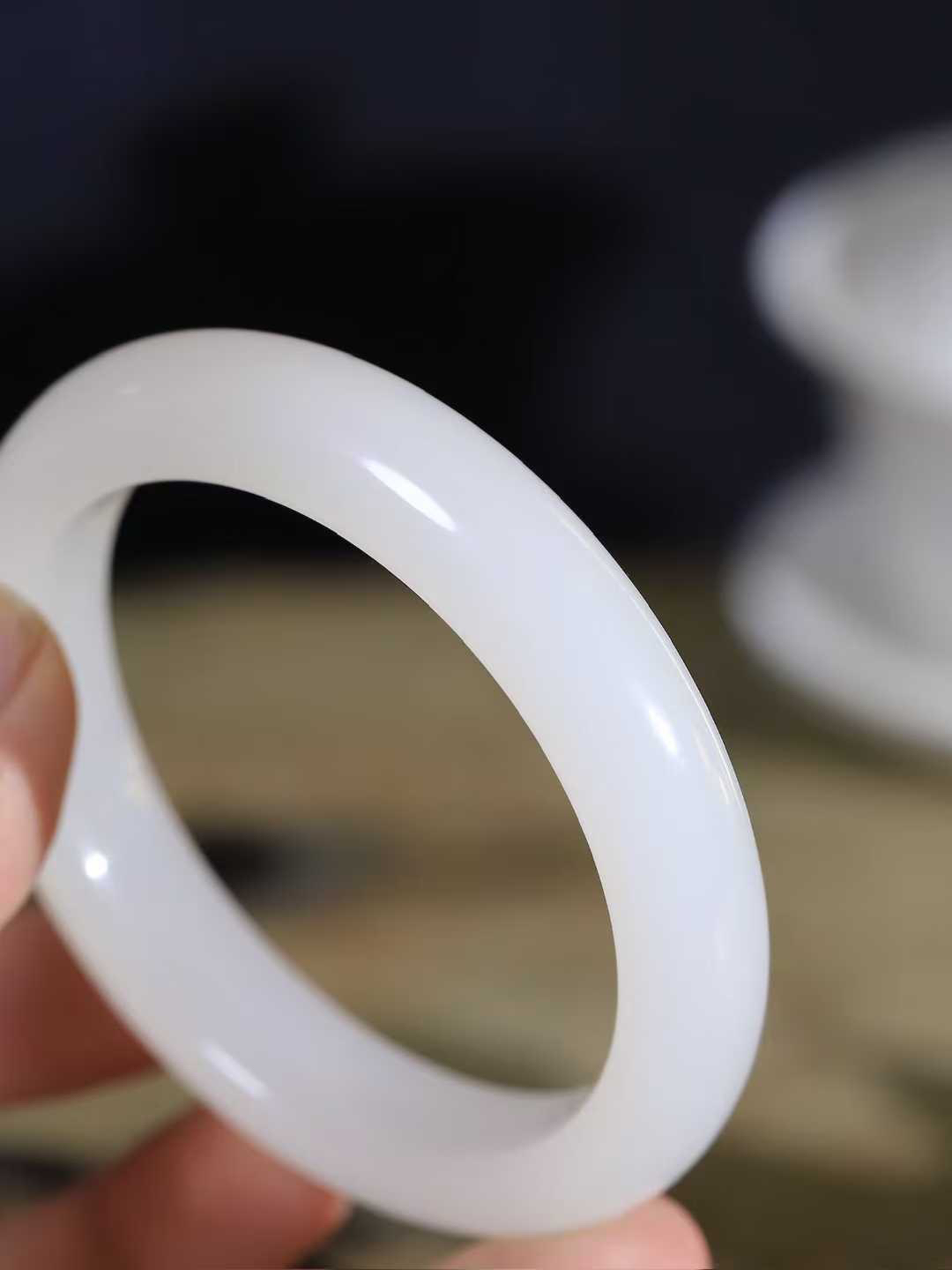 【婉约佳人.手镯】

精品和田玉白玉手镯 玉质温润细腻 油性十足 手感舒适，高华雅逸，线条流畅，简约大气，美自天成，素雅高贵。佩戴于腕间，婉约之美，举手投足间透出那份低调奢华。重62.6克 内径59mm  尺寸12.5-9.3mm   FDL-7810633
​