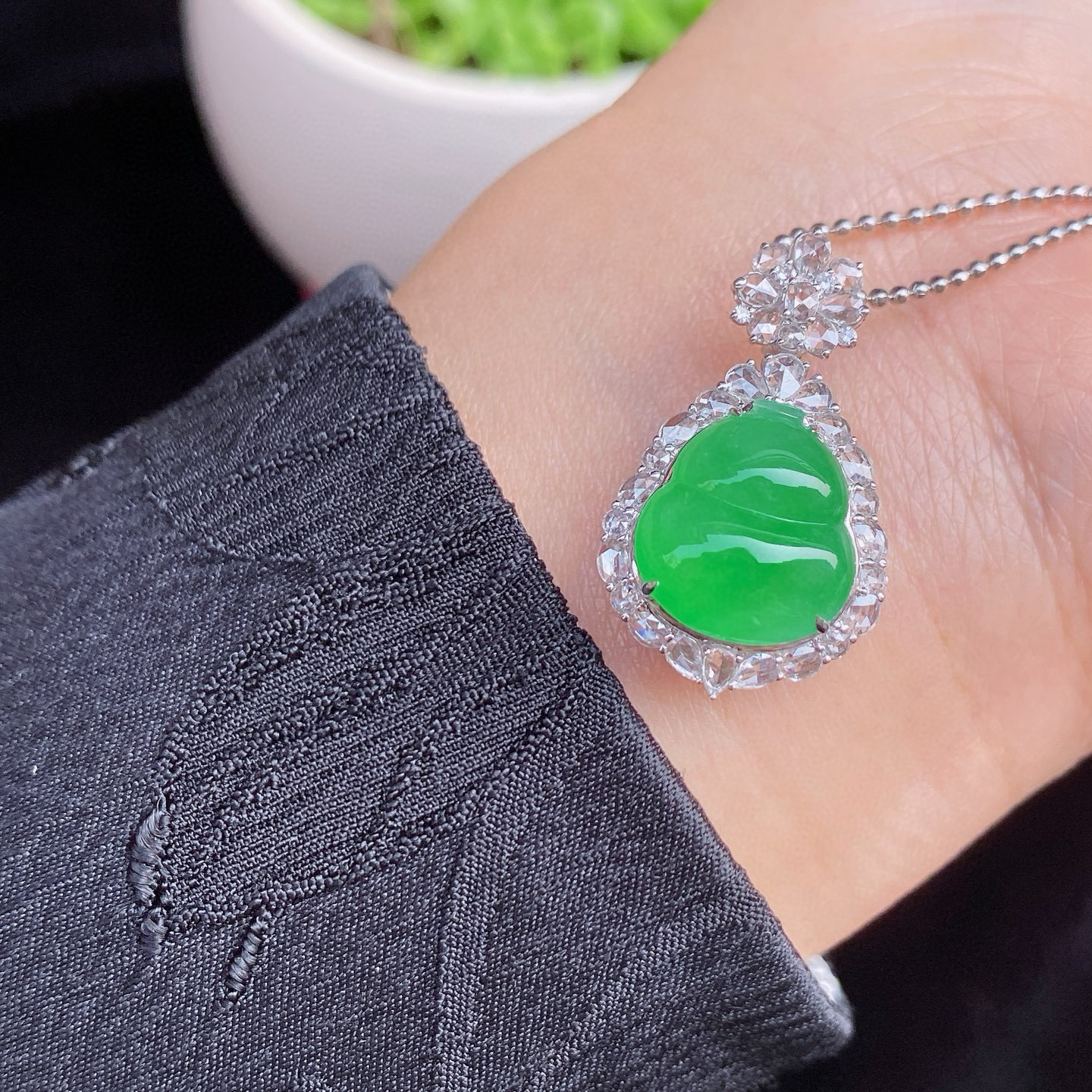 甜绿满色葫芦吊坠
冰润果绿色，清新脱俗，甜美又大气！
头很好，色泽均匀，老种老料，冰润起胶感！
18k金镶嵌，精致感满满
尺寸如图一  实物更美～