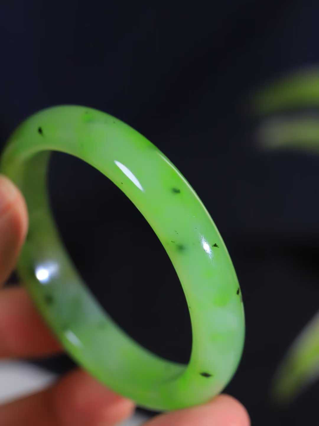 【碧色荡漾·手镯】

精品️和田玉碧玉带糖手镯，玉质细腻温润，手感舒适，️线条流畅，简约大气，美自天成，佩戴于腕间，婉约之美，举手投足间透出那份低调奢华，醉人心扉。重47.5克 内径圈口56.5mm尺寸12-7.7mm FDL-7710532