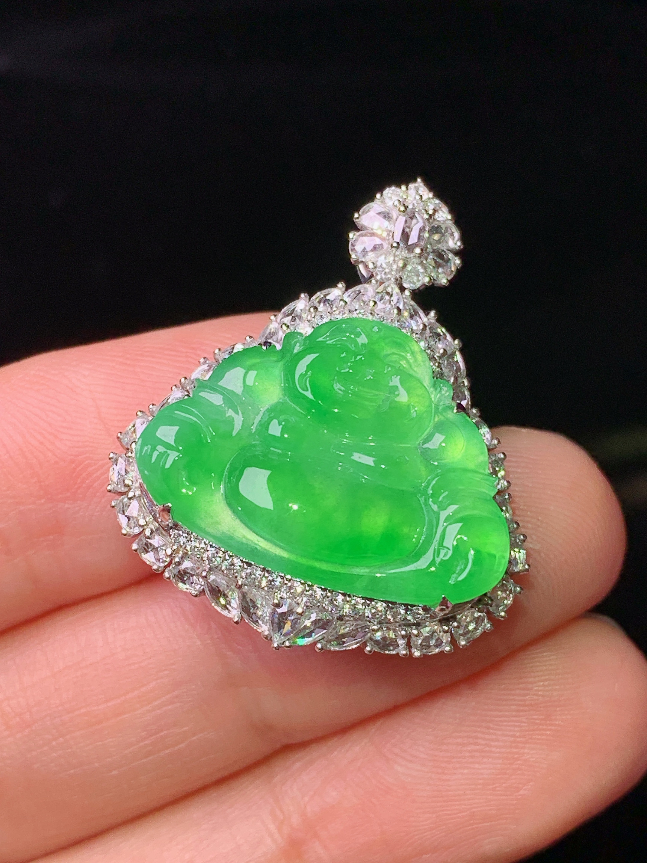 18k金钻镶嵌满绿佛公吊坠 玉质细腻 色泽艳丽清新 水润亮眼 整体尺寸28.5*23.8*11.3