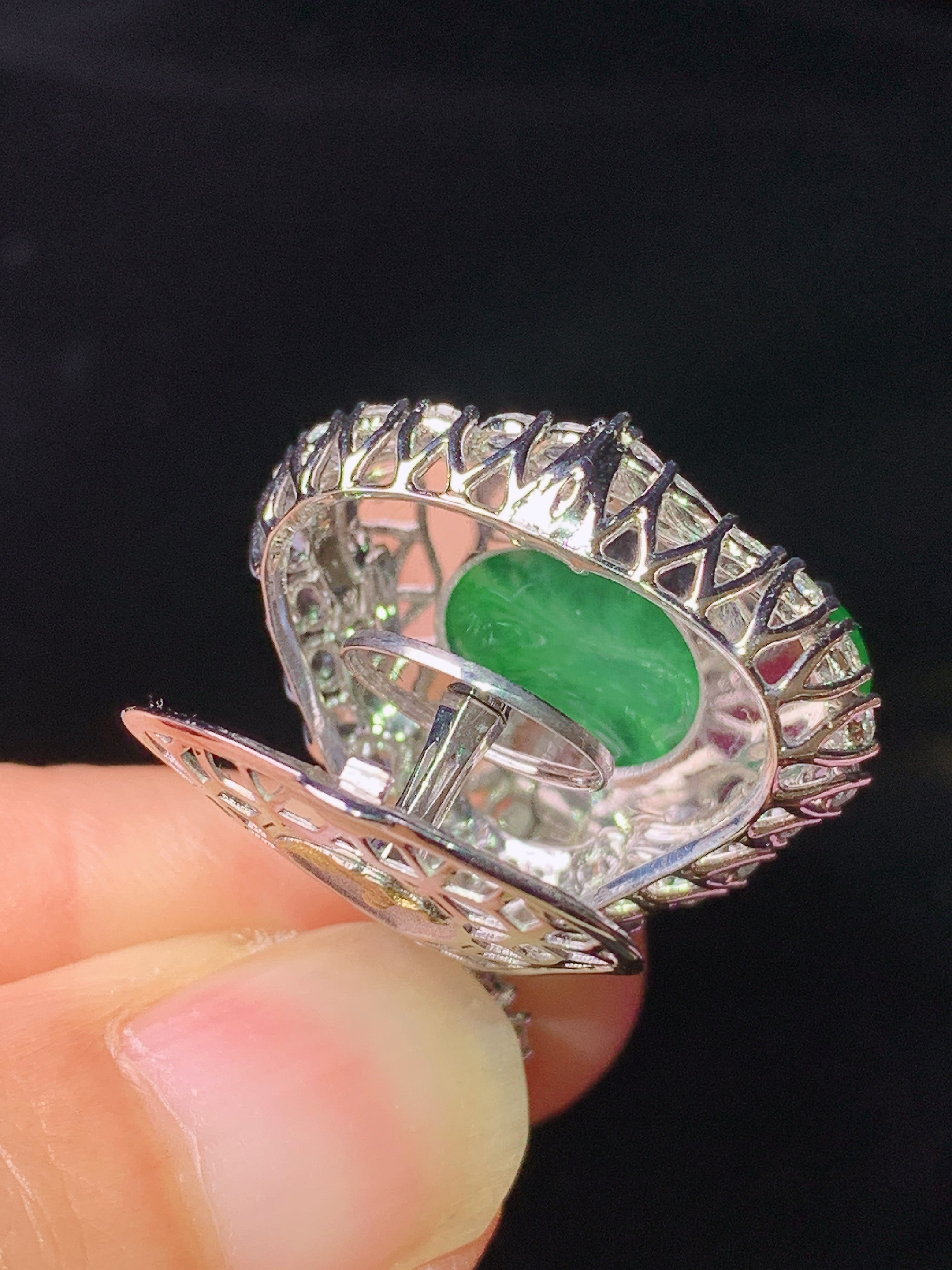 18k金钻镶嵌满绿佛公吊坠 玉质细腻 色泽艳丽清新 水润亮眼 整体尺寸28.5*23.8*11.3