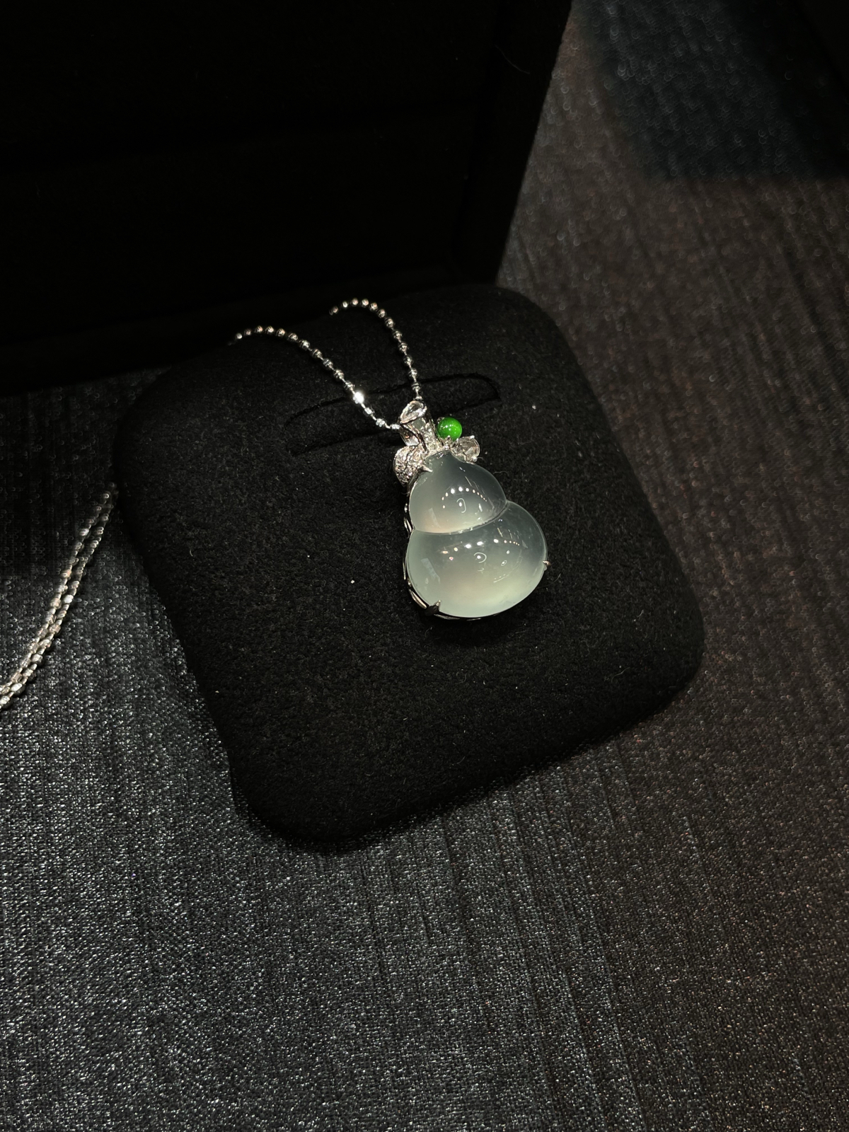 冰种 起光 葫芦吊坠

18k金简镶嵌