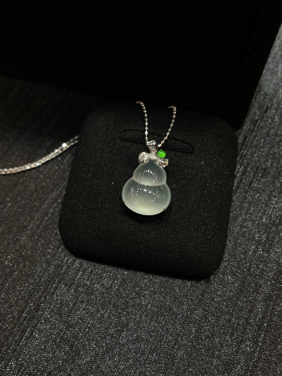 冰种 起光 葫芦吊坠

18k金简镶嵌