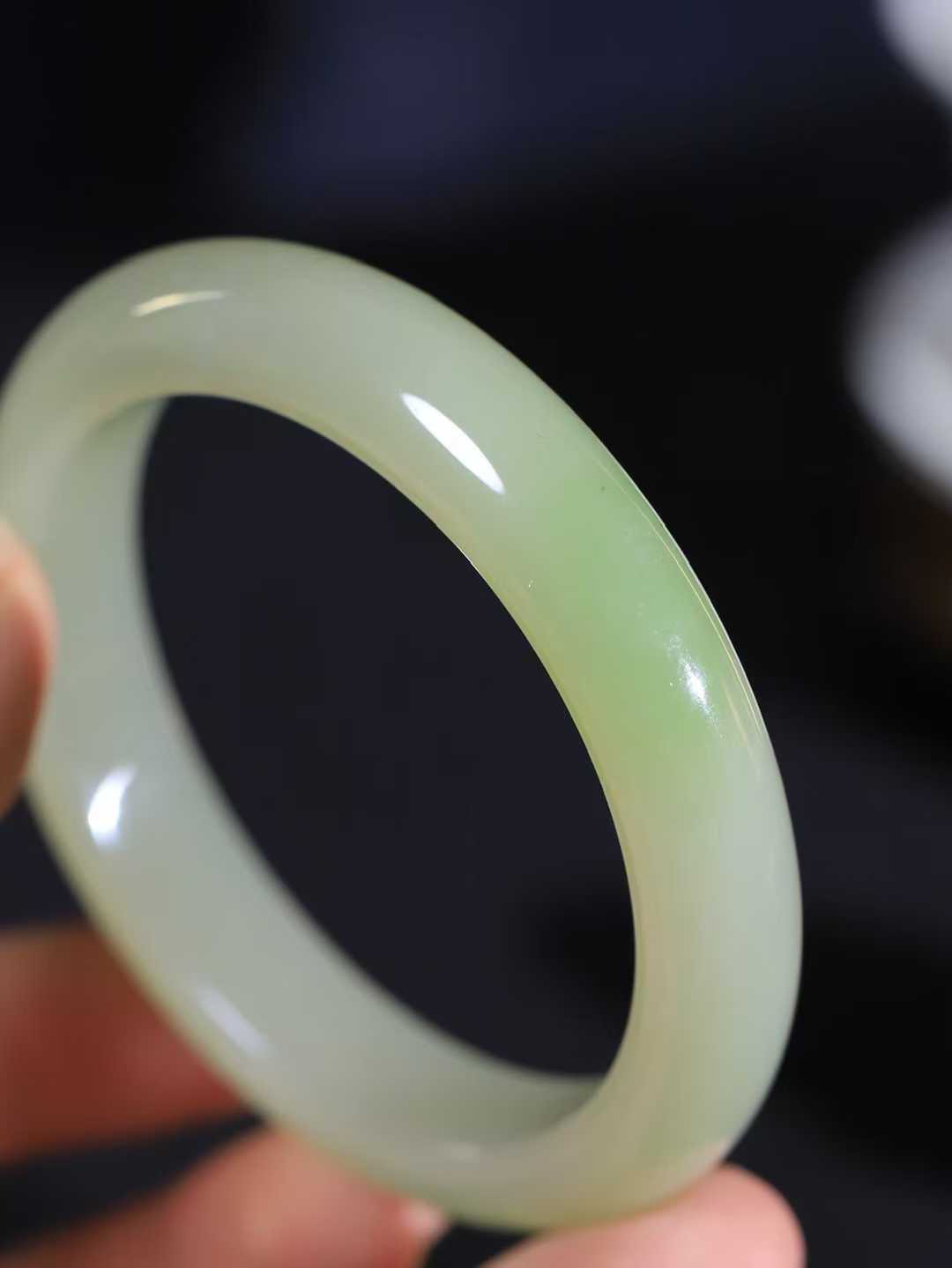 【翠色怡人.手镯】

精品和田玉翠青手镯，精品超级美镯，玉质细腻饱满，️温润脂香，仙雾缥缈，怡静如画，意蕴十足～，戴于腕间，神秘与高贵并存，给人以出尘的风雅，优美脱俗，气质非凡。重61.2克 内径59.5mm尺寸12.7-9.2mm FDL-1910549