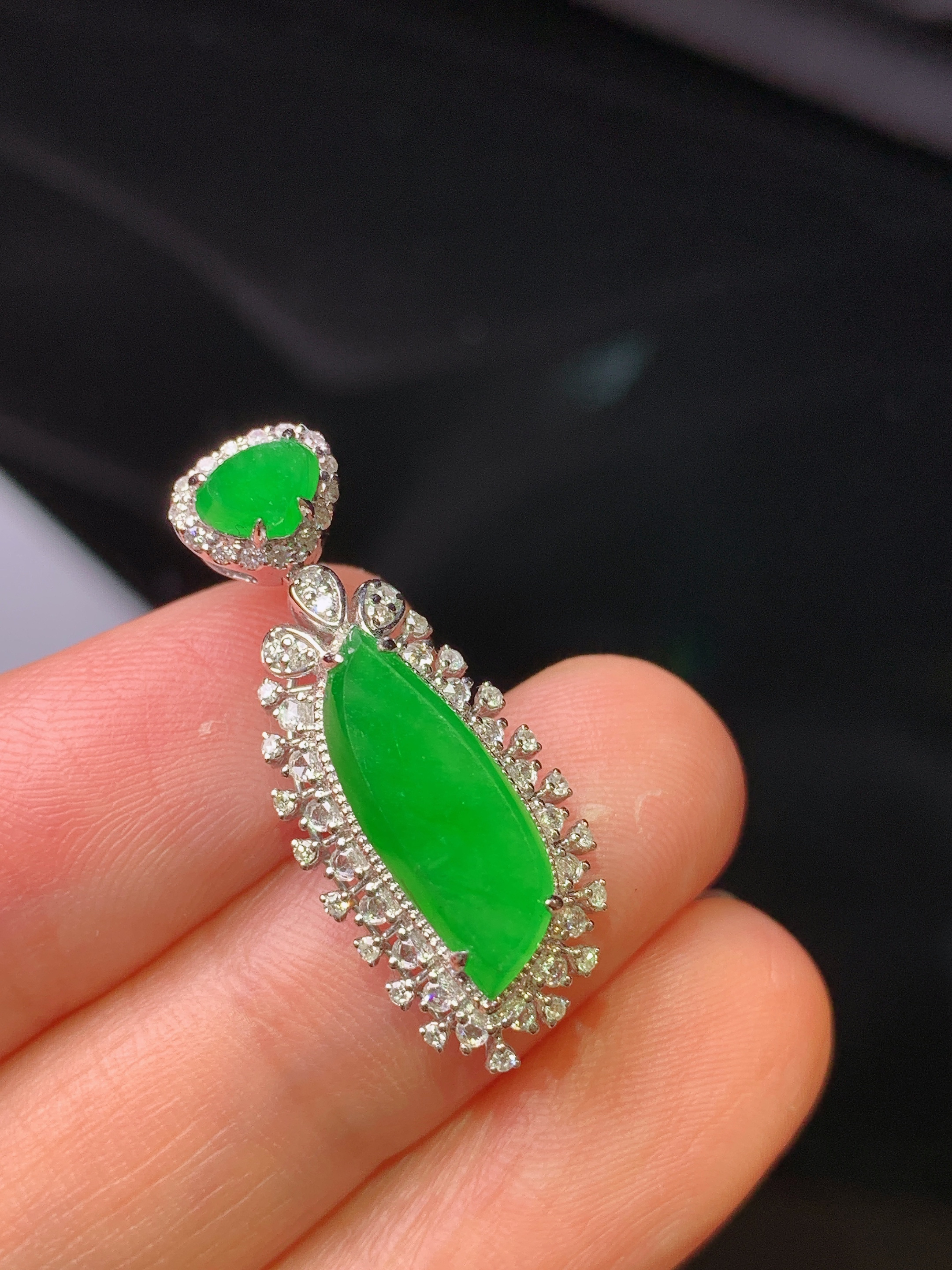 18k金钻镶嵌满绿随形吊坠 玉质细腻 色泽艳丽清新 水润亮眼 整体尺寸27.8*11.2*8.2