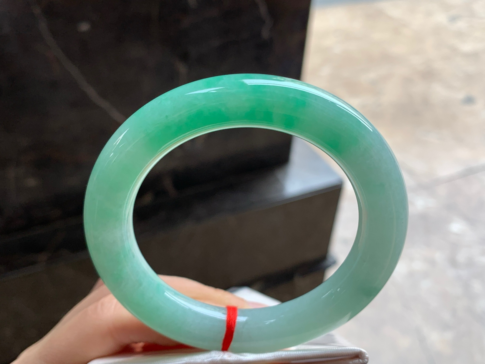 56.5-11.2

阳绿色圆条手镯^_^色阳 玉质温润